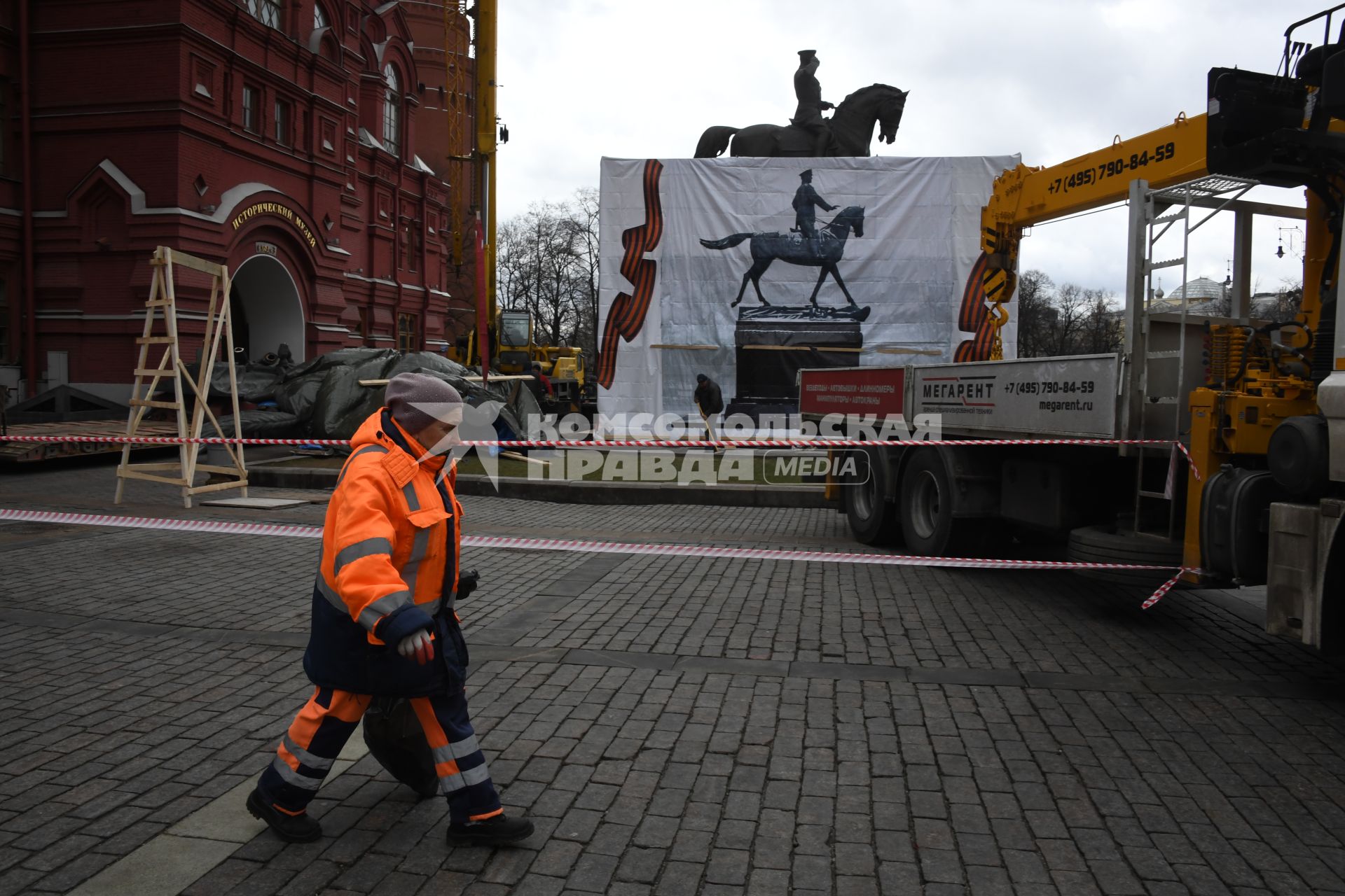 Москва.  Во время демонтажа старого и установки временного памятника маршалу Георгию Жукову на Манежной площади.