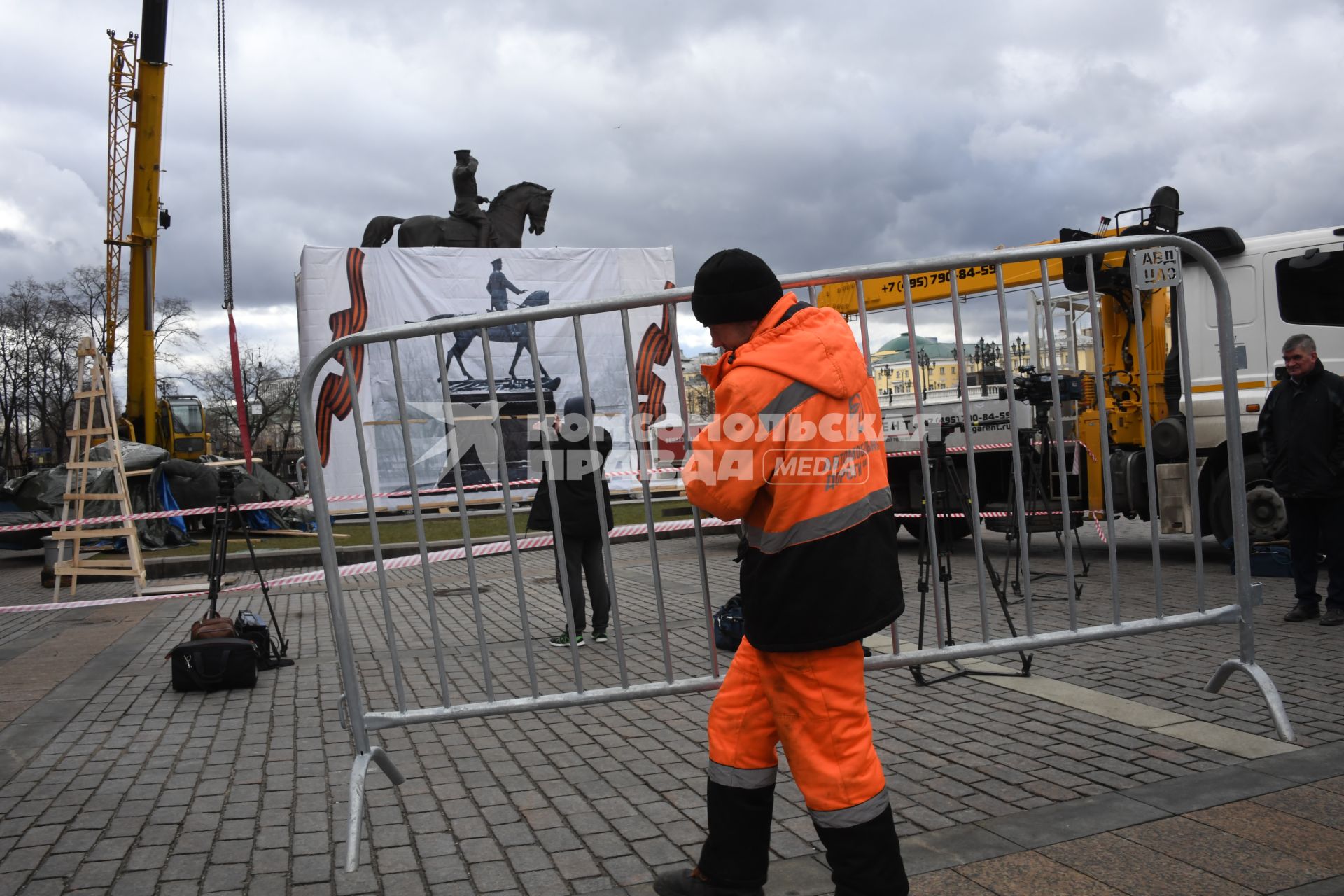 Москва.  Во время демонтажа старого и установки временного памятника маршалу Георгию Жукову на Манежной площади.