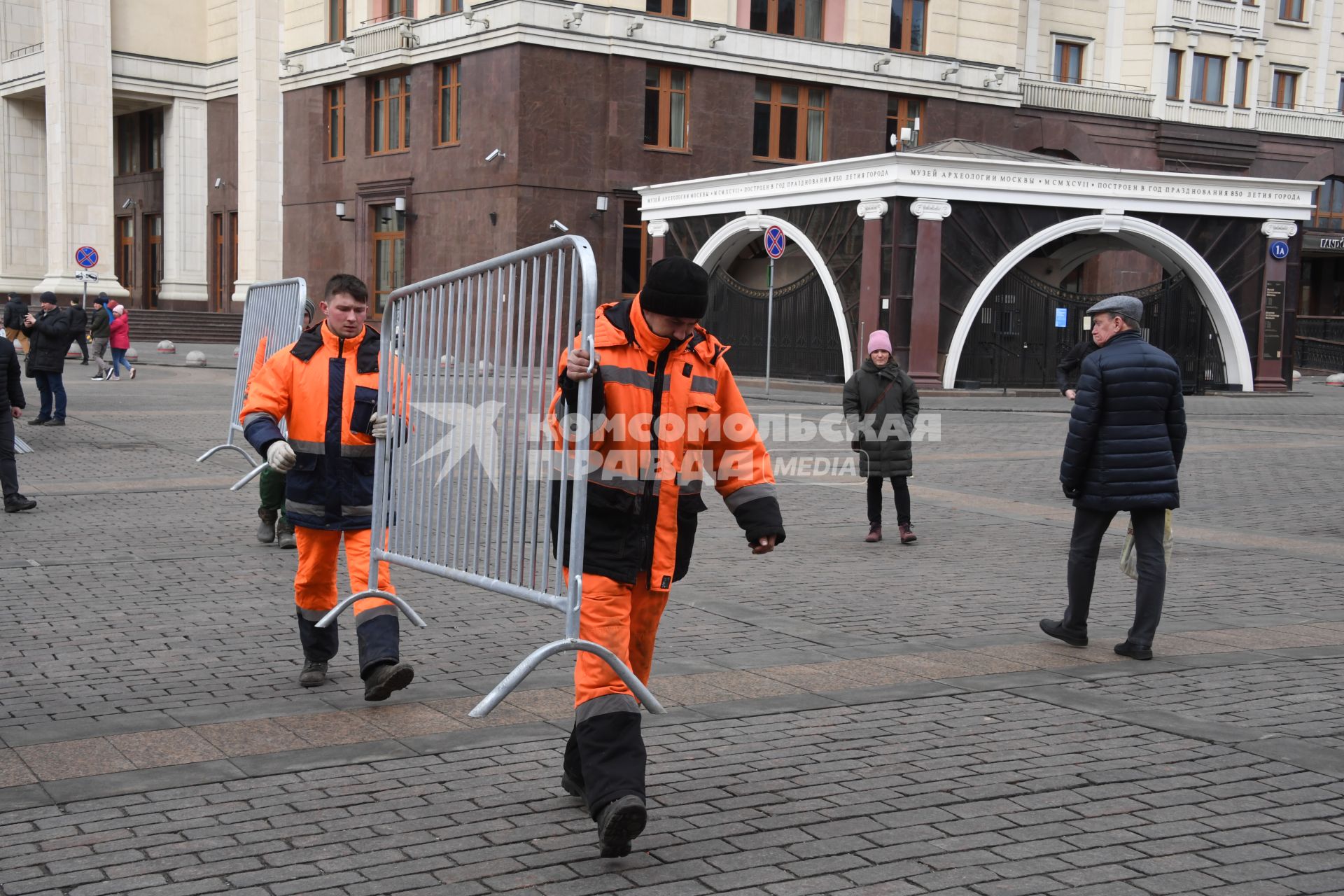 Москва. Сотрудники коммунальных служб несут ограждения на Манежной площади.