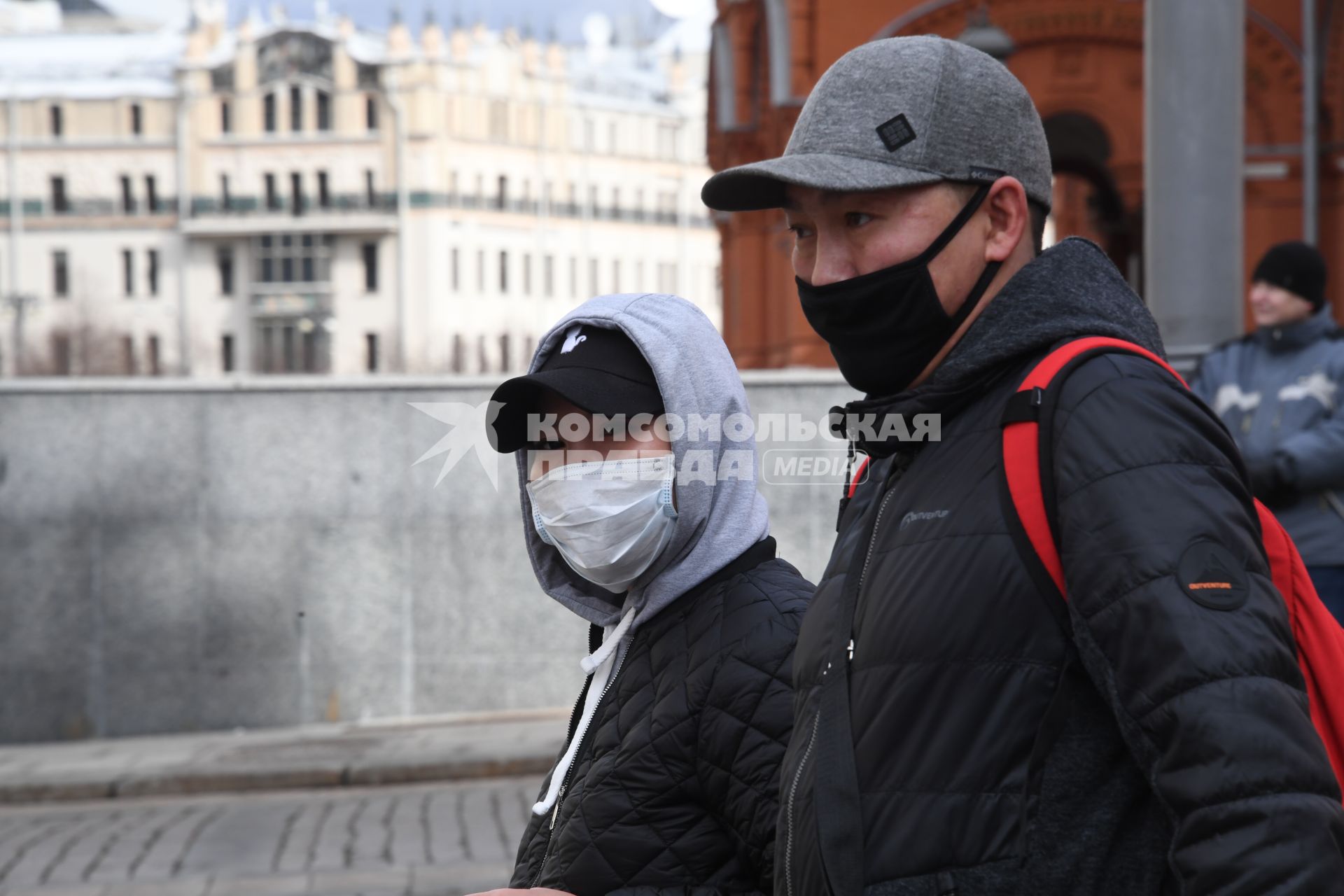 Москва.  Прохожие  в медицинских масках на Манежной площади.