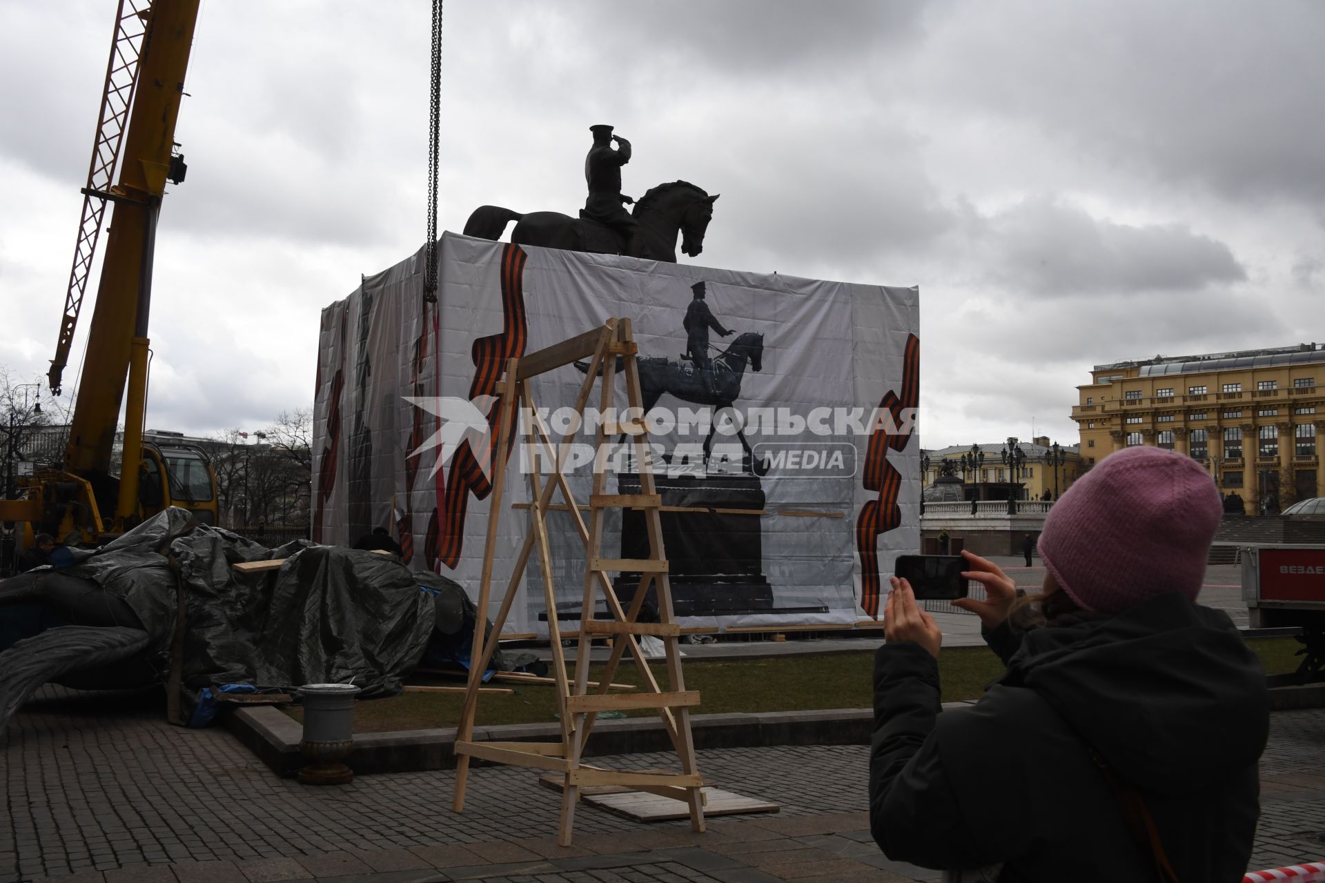 Москва.  Во время демонтажа старого и установки временного памятника маршалу Георгию Жукову на Манежной площади.