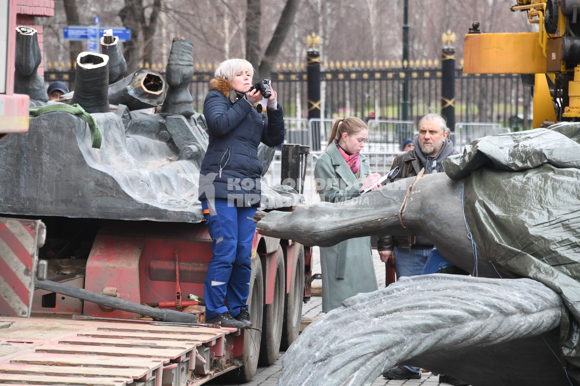 Москва.  Во время демонтажа старого и установки временного памятника маршалу Георгию Жукову на Манежной площади.