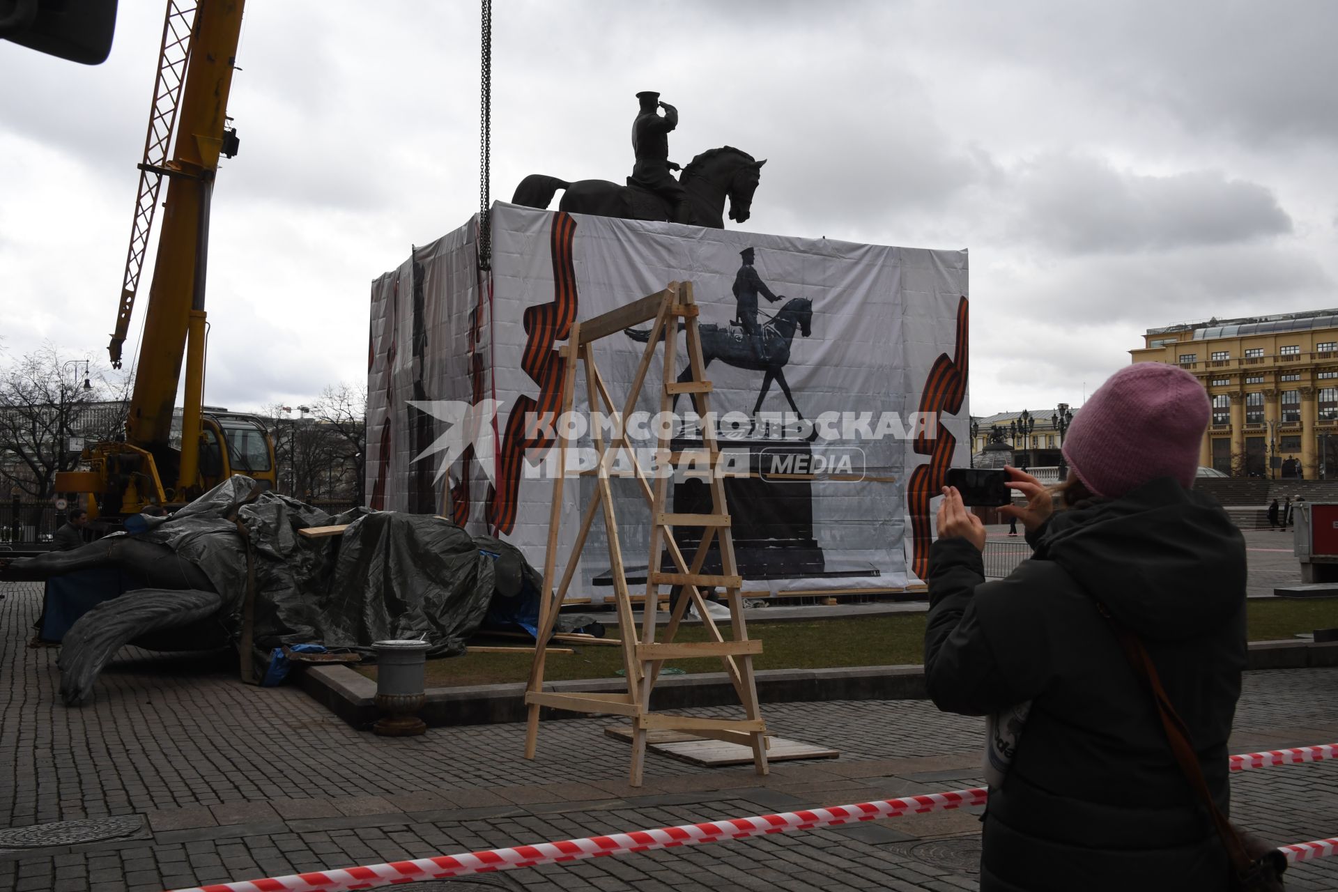 Москва.  Во время демонтажа старого и установки временного памятника маршалу Георгию Жукову на Манежной площади.