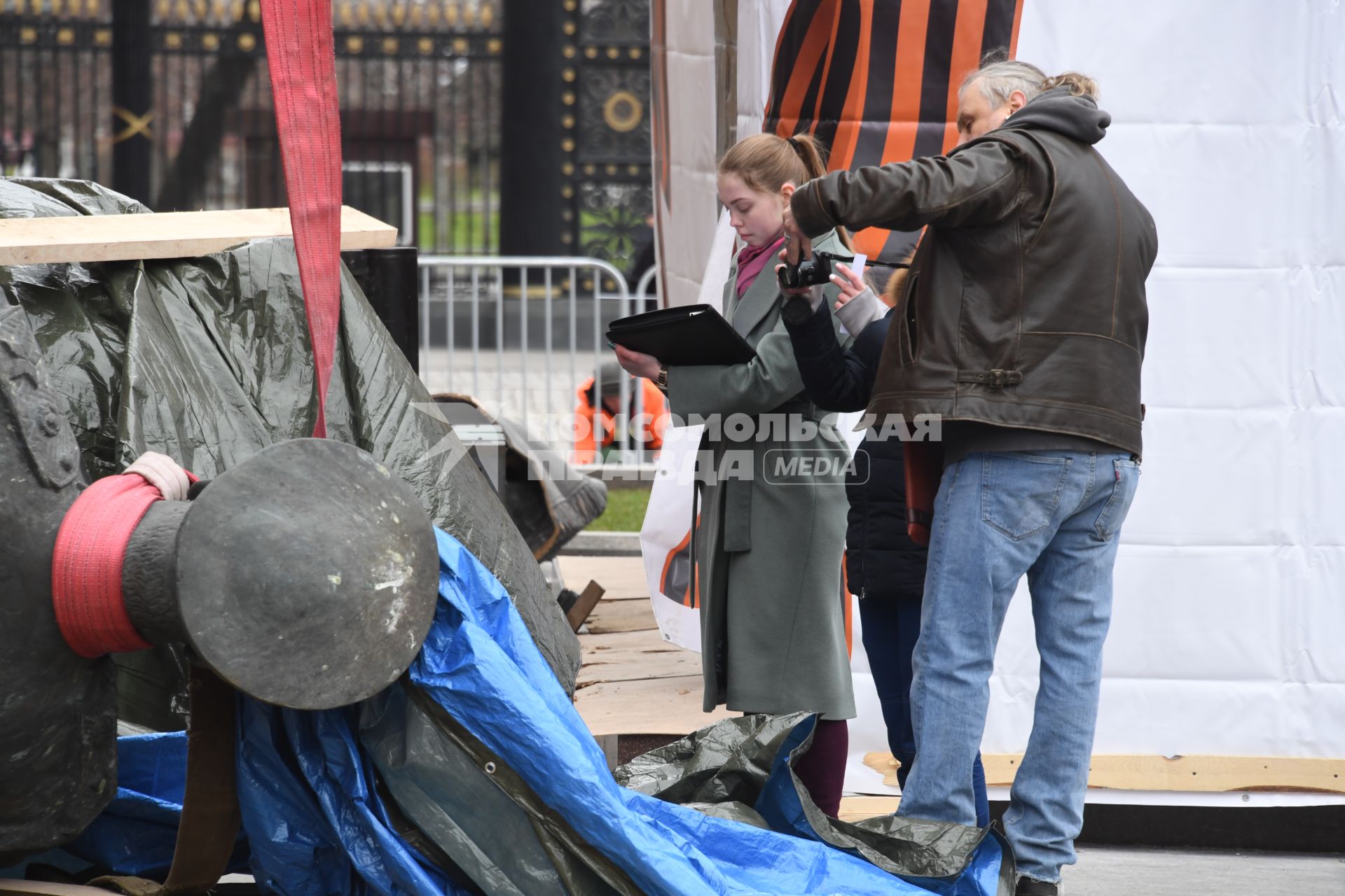 Москва.  Во время демонтажа старого и установки временного памятника маршалу Георгию Жукову на Манежной площади.