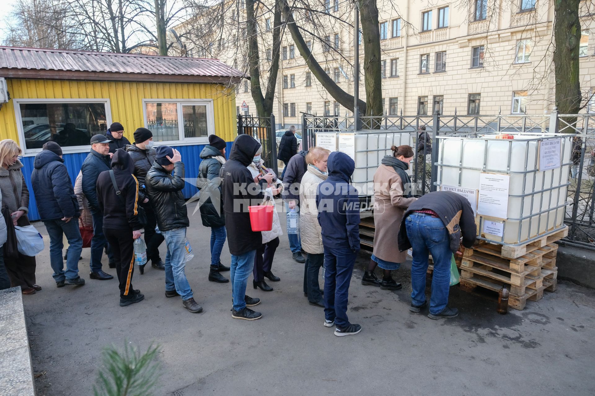 Санкт-Петербург.  Бесплатная раздача антисептиков на улице города.