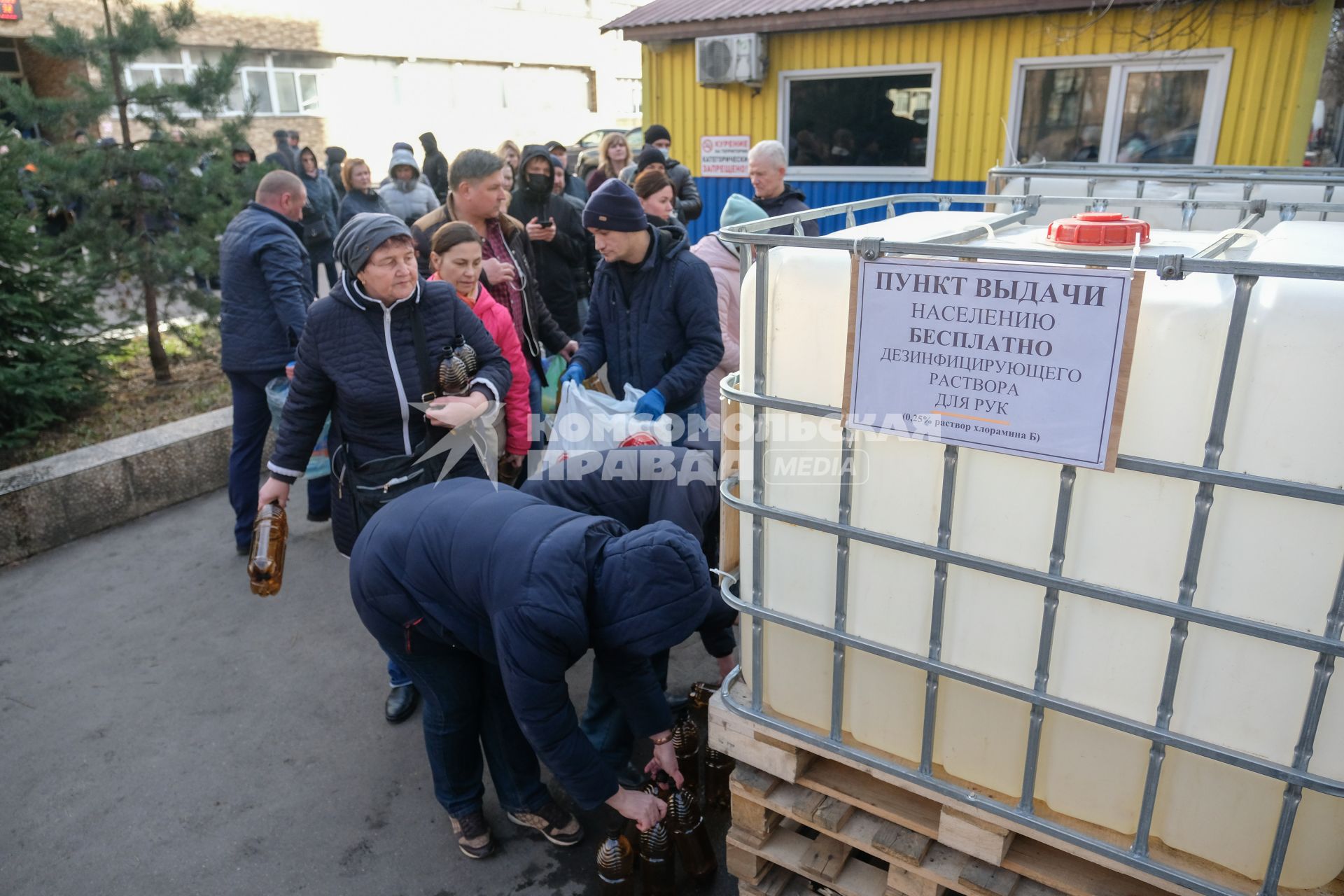 Санкт-Петербург.  Бесплатная раздача антисептиков на улице города.