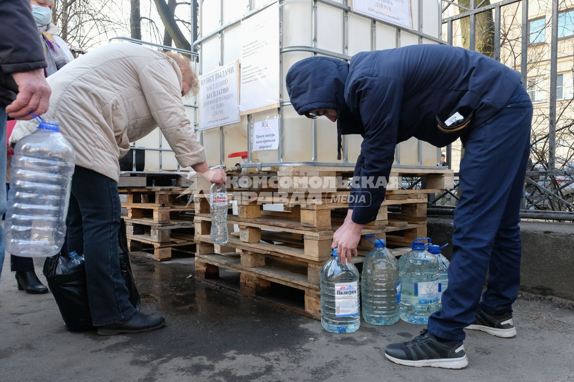 Санкт-Петербург.  Бесплатная раздача антисептиков на улице города.