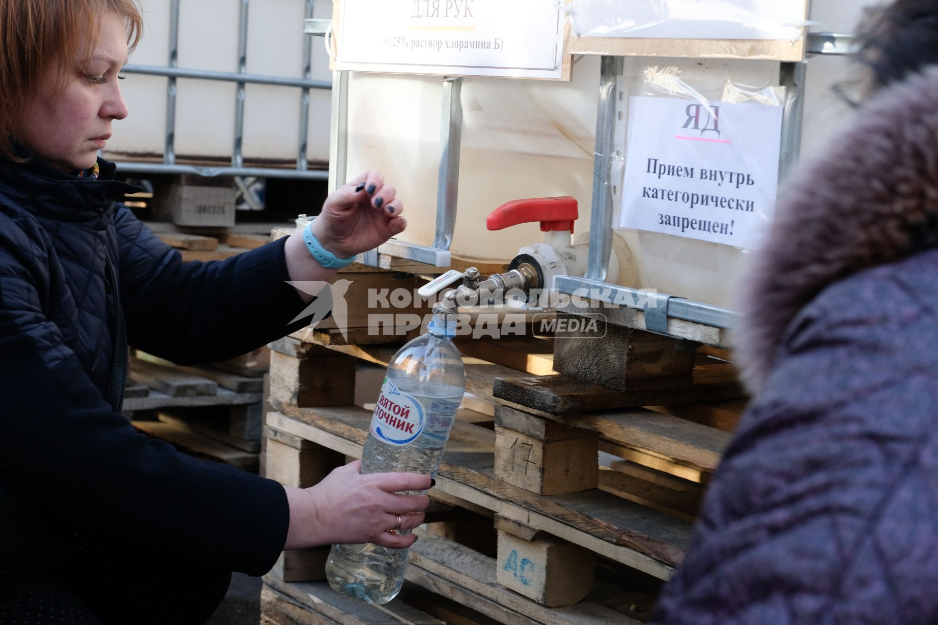 Санкт-Петербург.  Бесплатная раздача антисептиков на улице города.