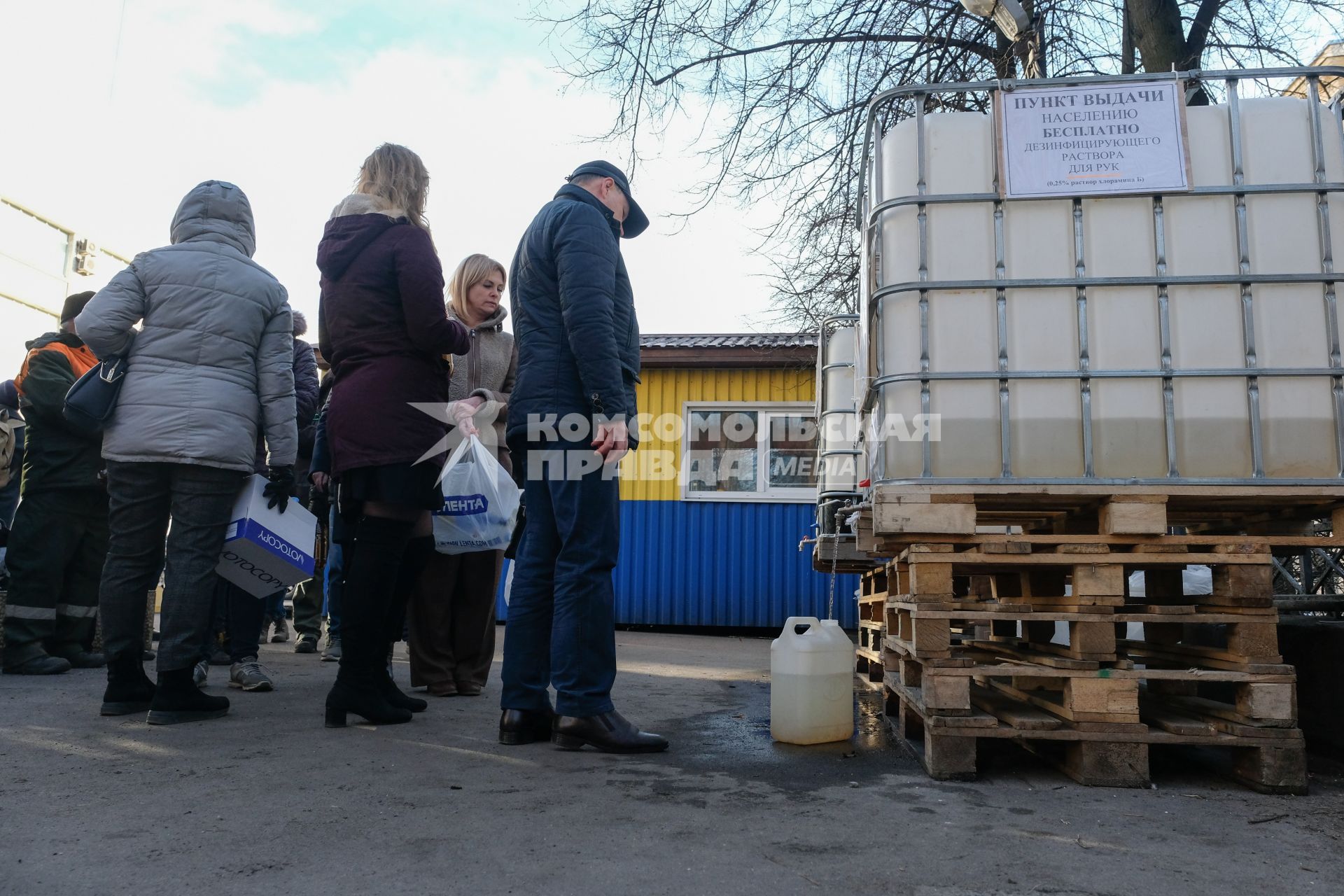 Санкт-Петербург.  Бесплатная раздача антисептиков на улице города.