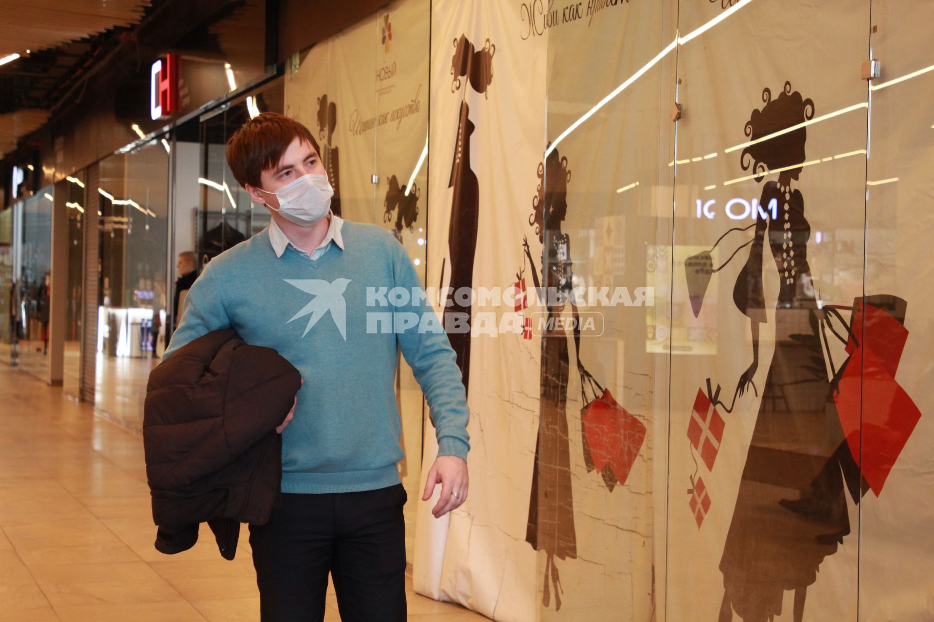 Иркутск. Мужчина в медицинской маске  в торговом центре.
