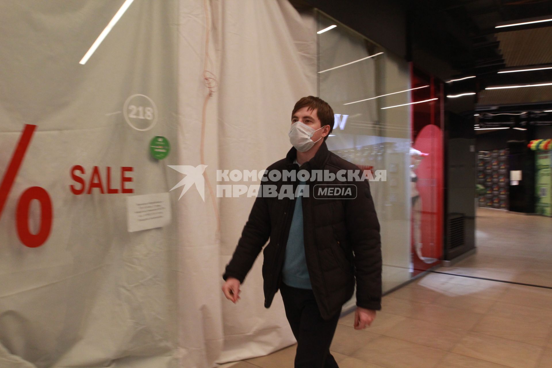 Иркутск. Мужчина в медицинской маске  в торговом центре.