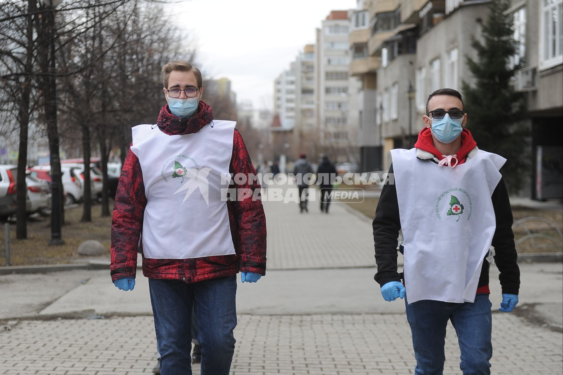 Екатеринбург. Волонтеры, студенты медицинского колледжа обходят пенсионеров, которые из-за эпидемии коронавируса COVID-19 не могут самостоятельно сходить в магазин или аптеку. Пенсионеры оставляют заявку о необходимости помощи, дают волонтером список покупок и деньги, после чего волонтеры покупают все по списку и доставляют покупки домой пенсионерам