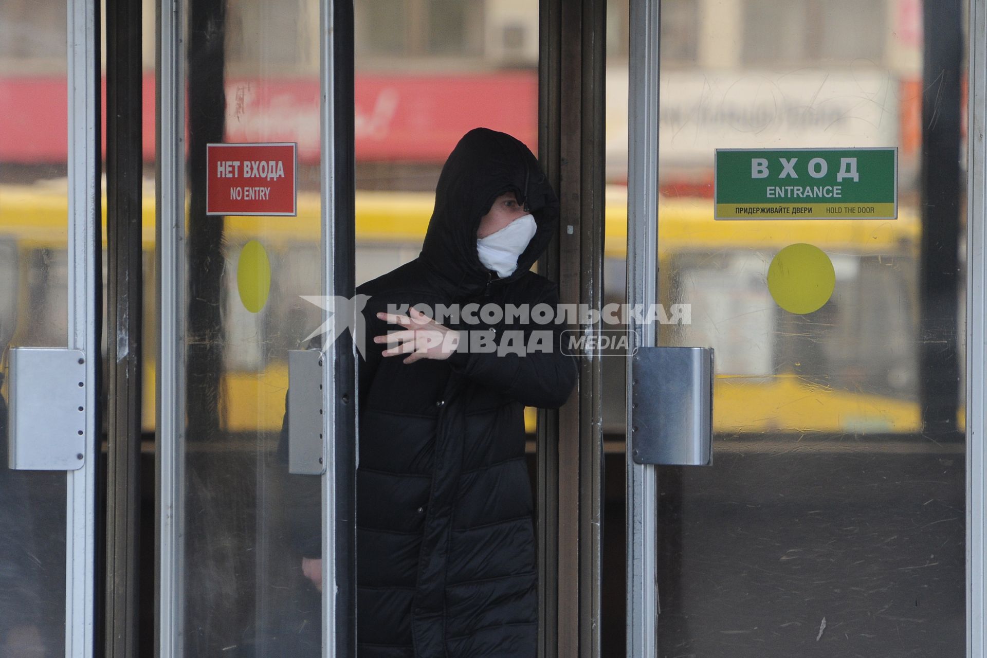 Екатеринбург. Горожане в медицинских масках во время эпидемии коронавируса COVID-19