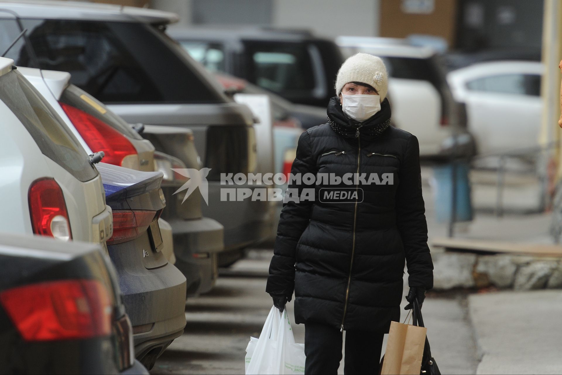 Екатеринбург. Горожане в медицинских масках во время эпидемии коронавируса COVID-19