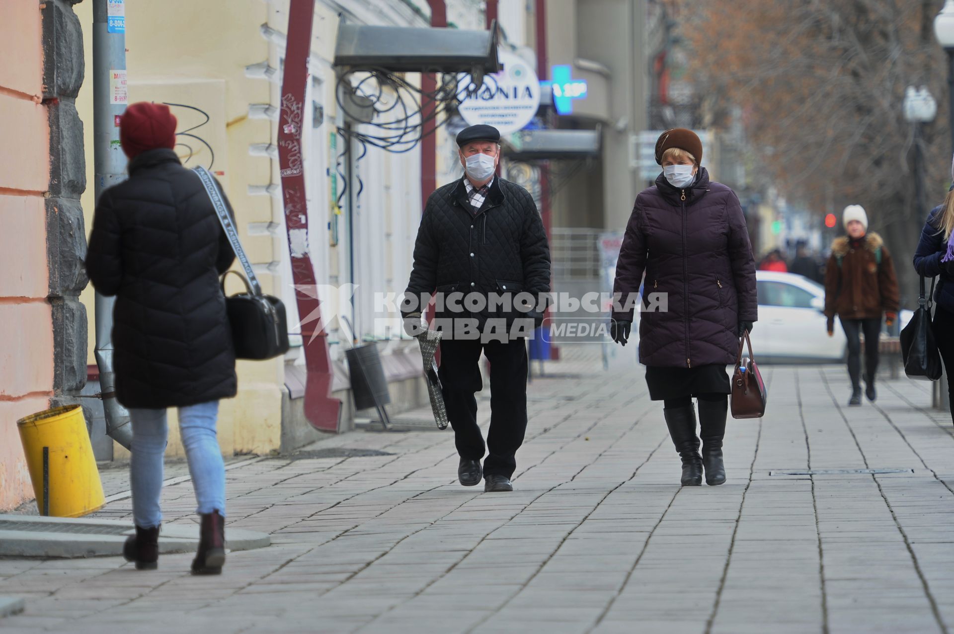 Екатеринбург. Горожане в медицинских масках во время эпидемии коронавируса COVID-19