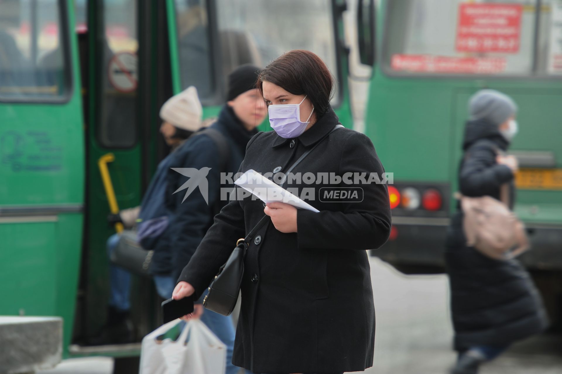 Екатеринбург. Горожане в медицинских масках во время эпидемии коронавируса COVID-19