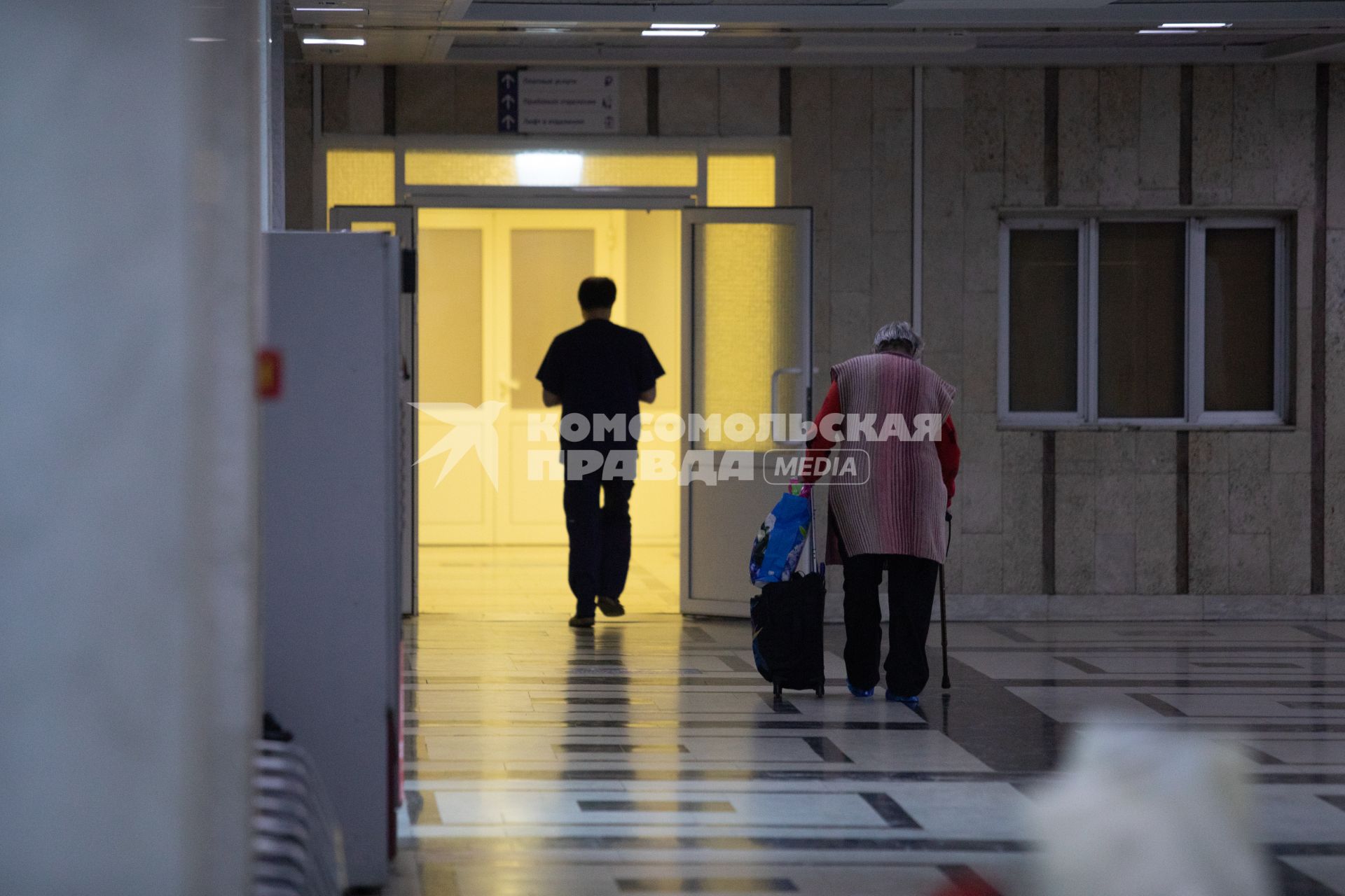 Москва.  Пациенты в приемном отделении НИИ Склифософского.