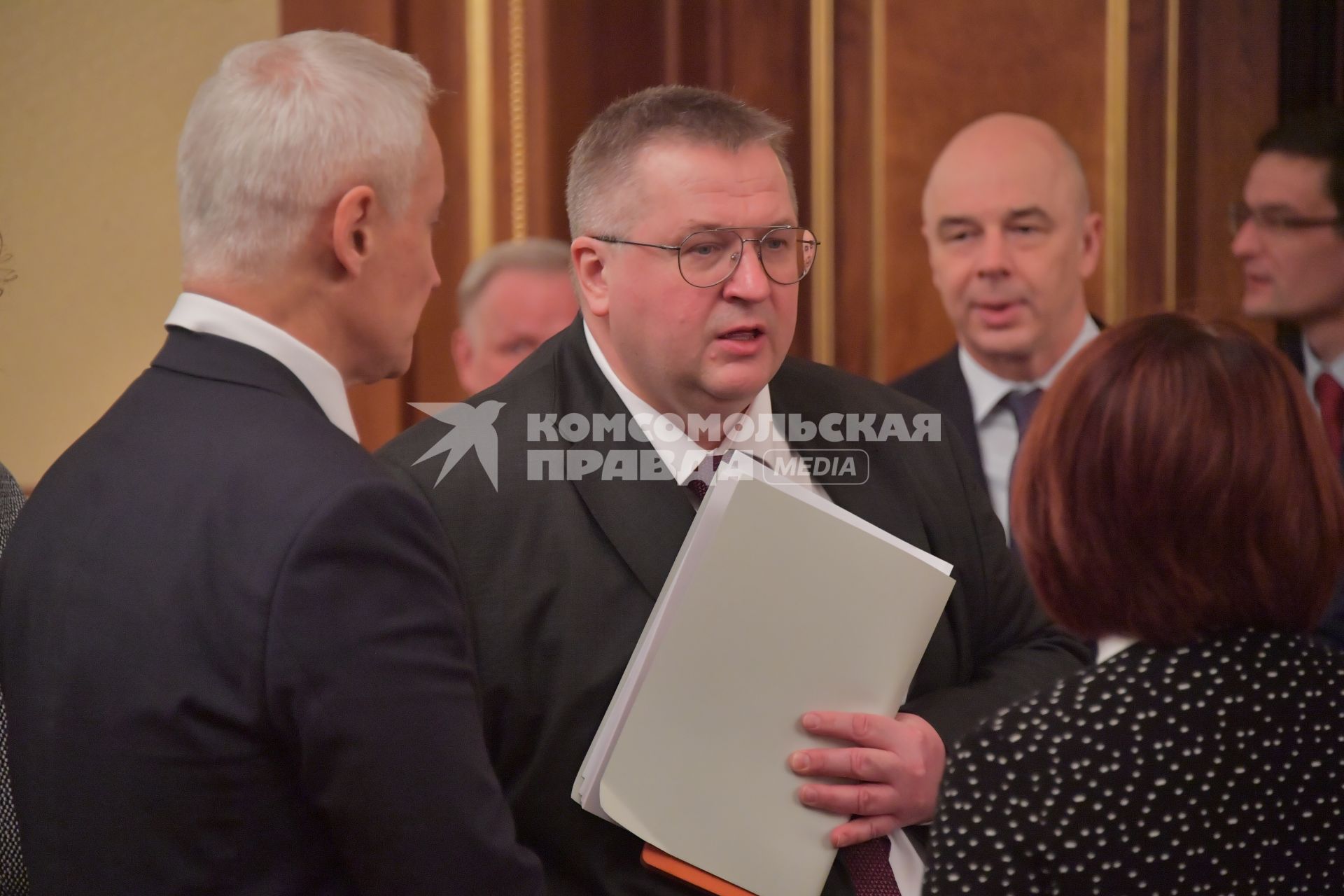 Москва.  Вице-премьер РФ Алексей Оверчук (в центре) перед началом заседания правительства РФ.