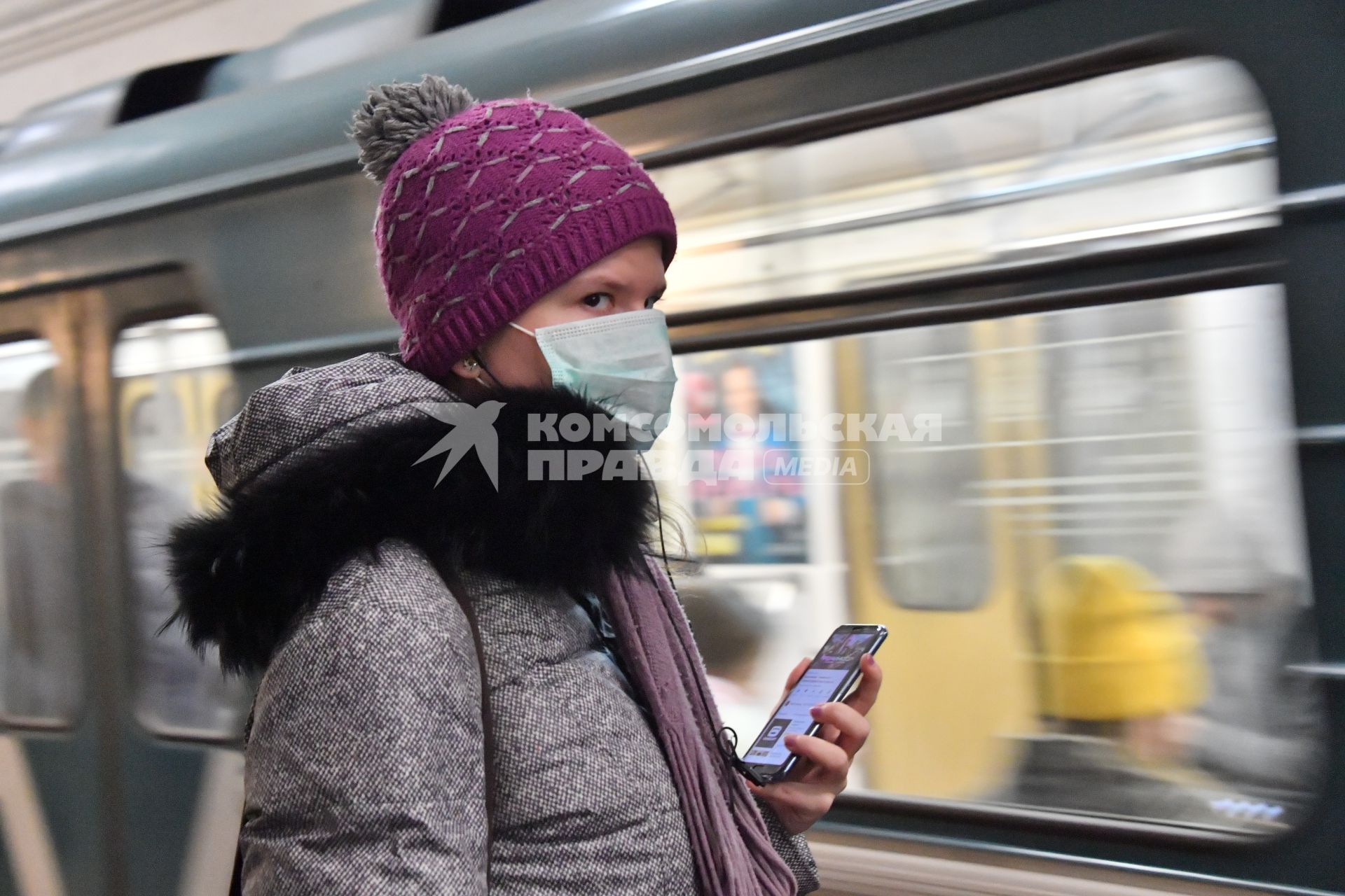 Москва.  Девушка в медицинской маске в метро.