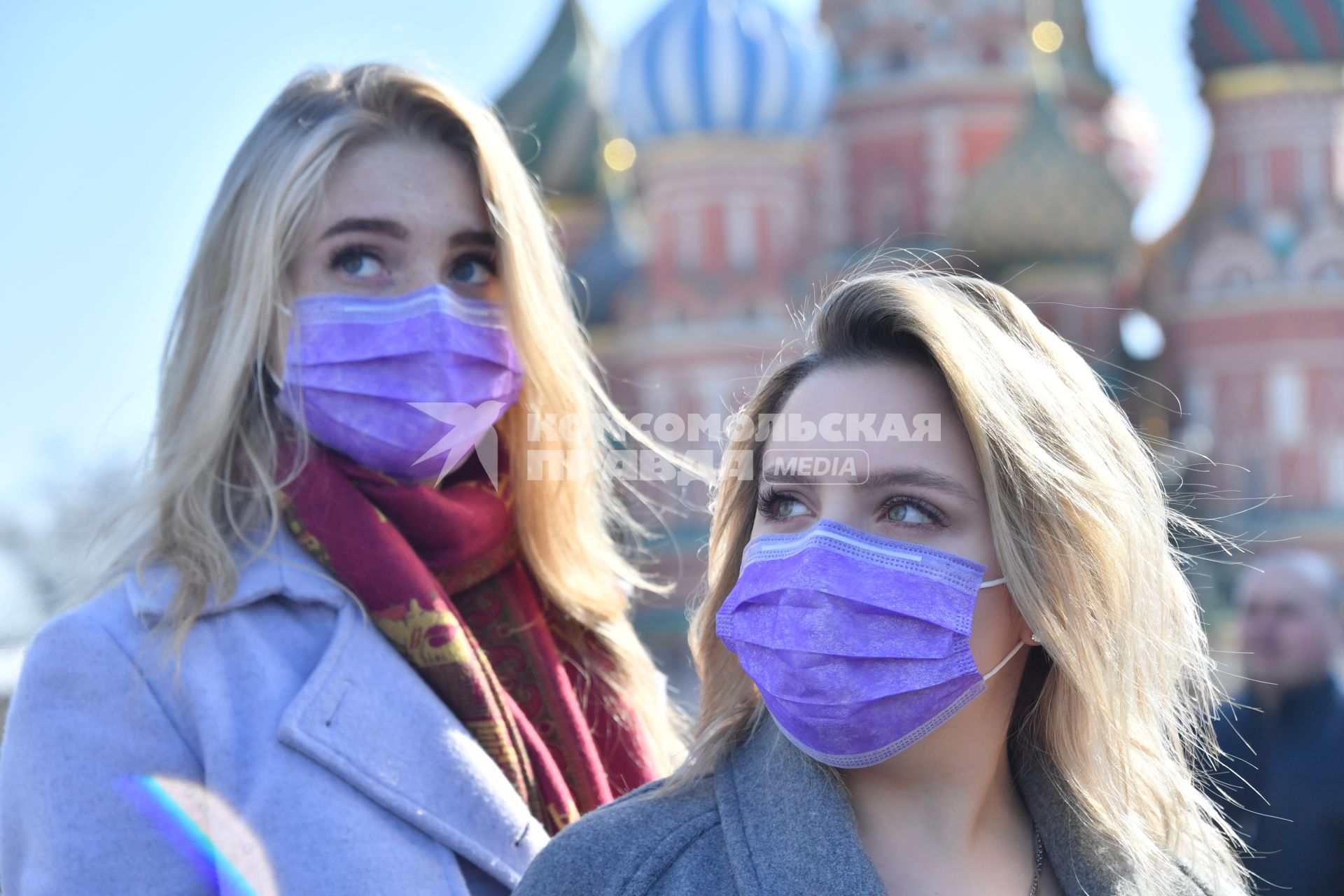 Москва.   Девушки в медицинских масаках на Красной площади.