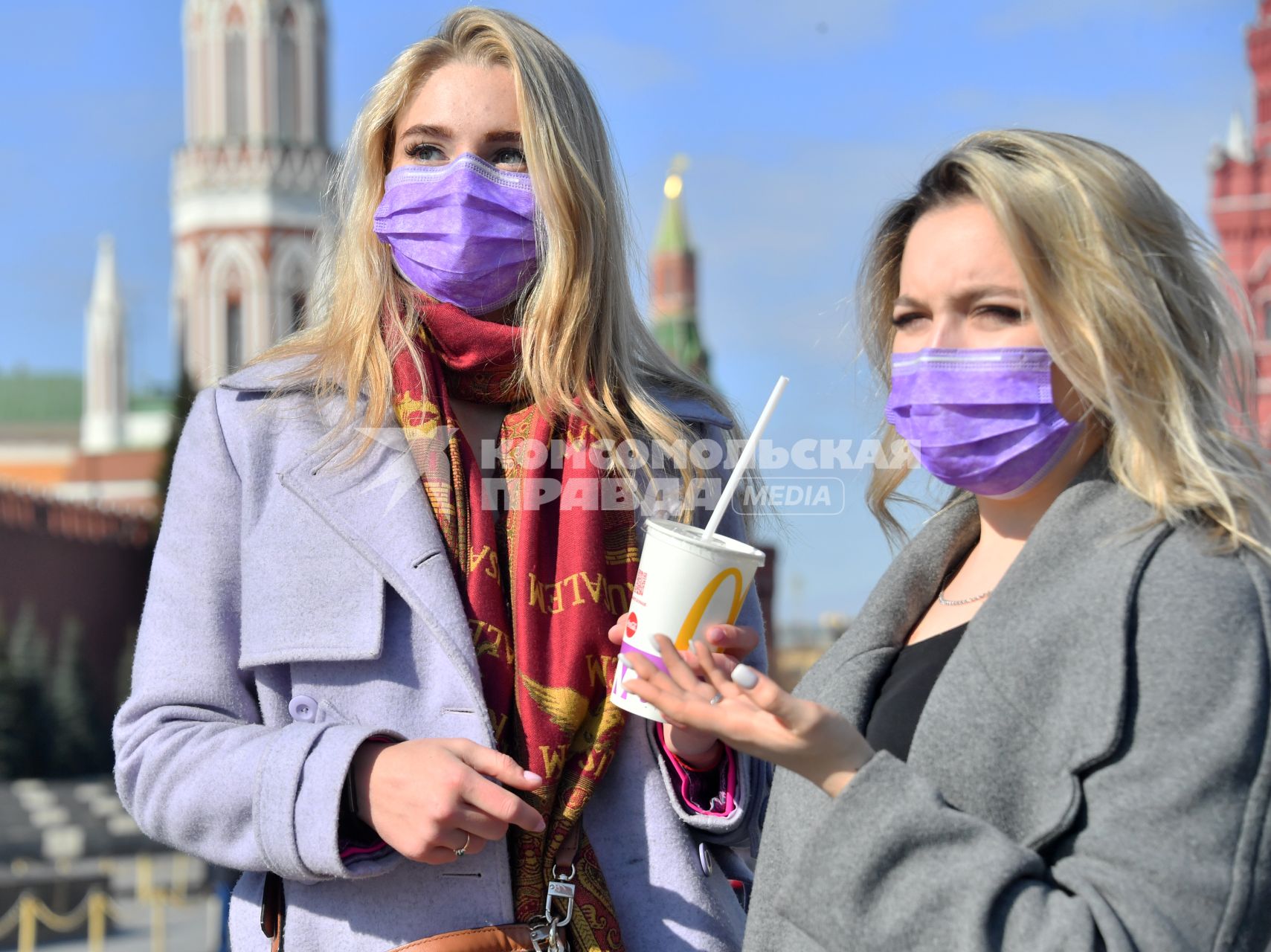 Москва.   Девушки в медицинских масках на Красной площади.