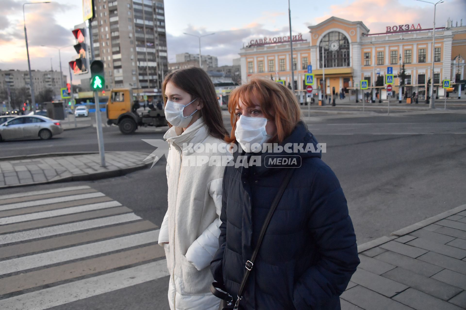 Москва.   Девушки в медицинских масках в районе  Савеловского вокзала.