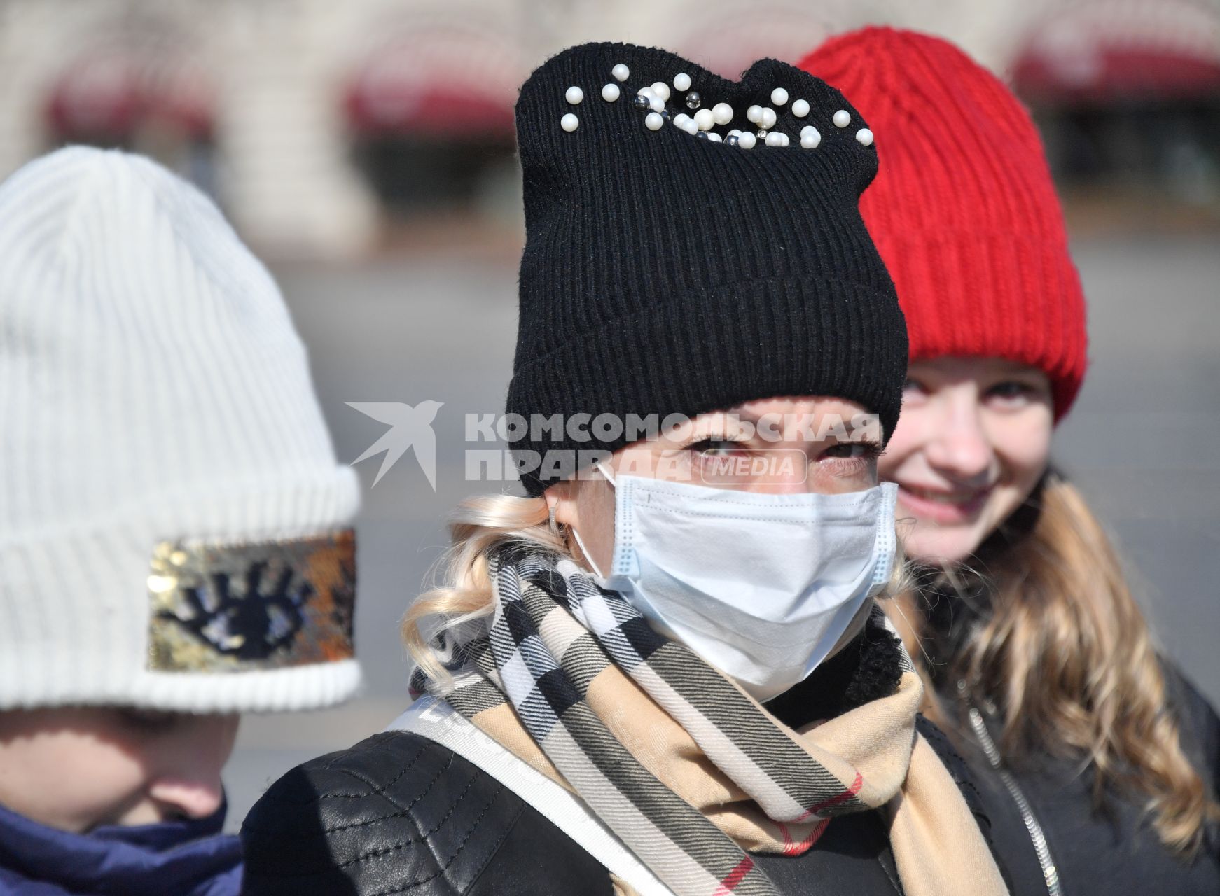 Москва.   Женщина в медицинской маске.