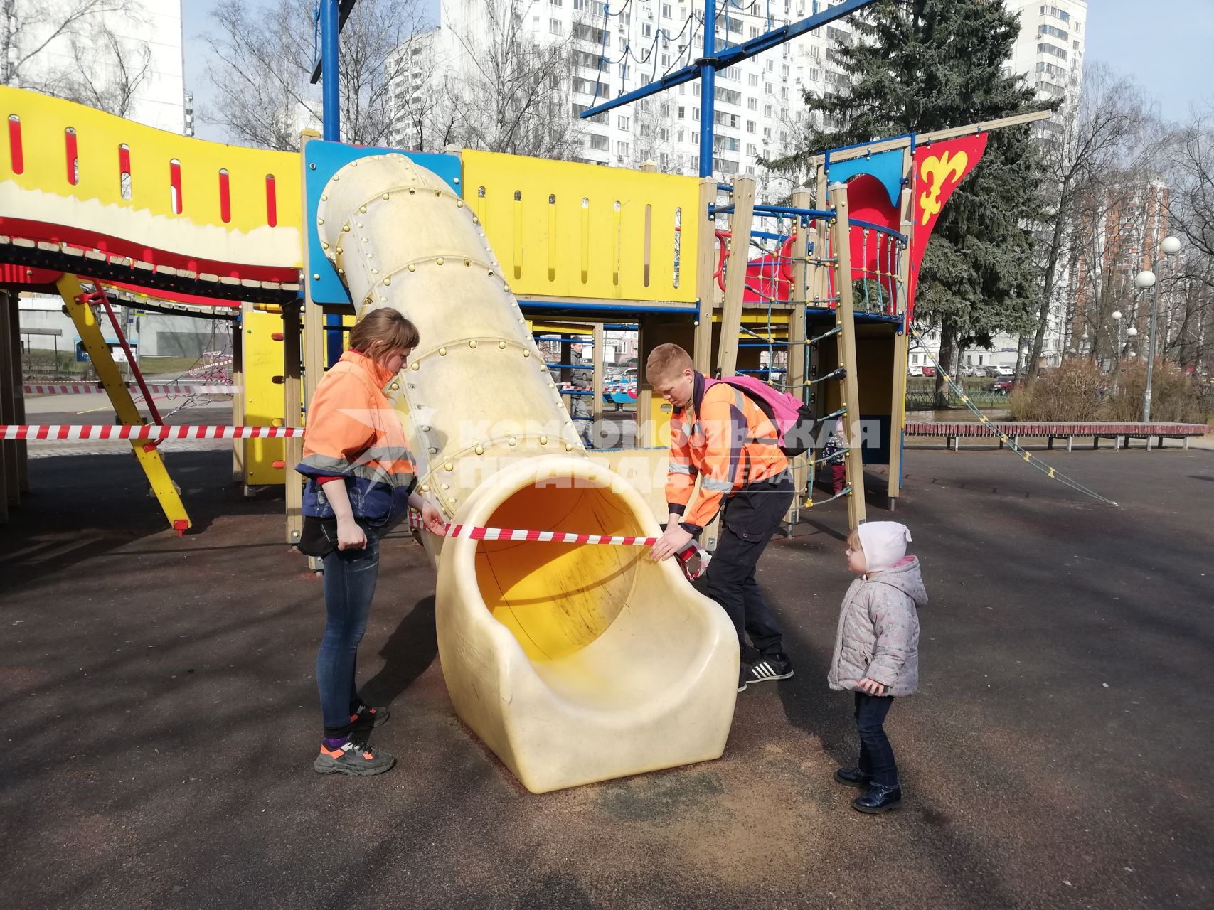 Москва. Закрытая детская площадка.