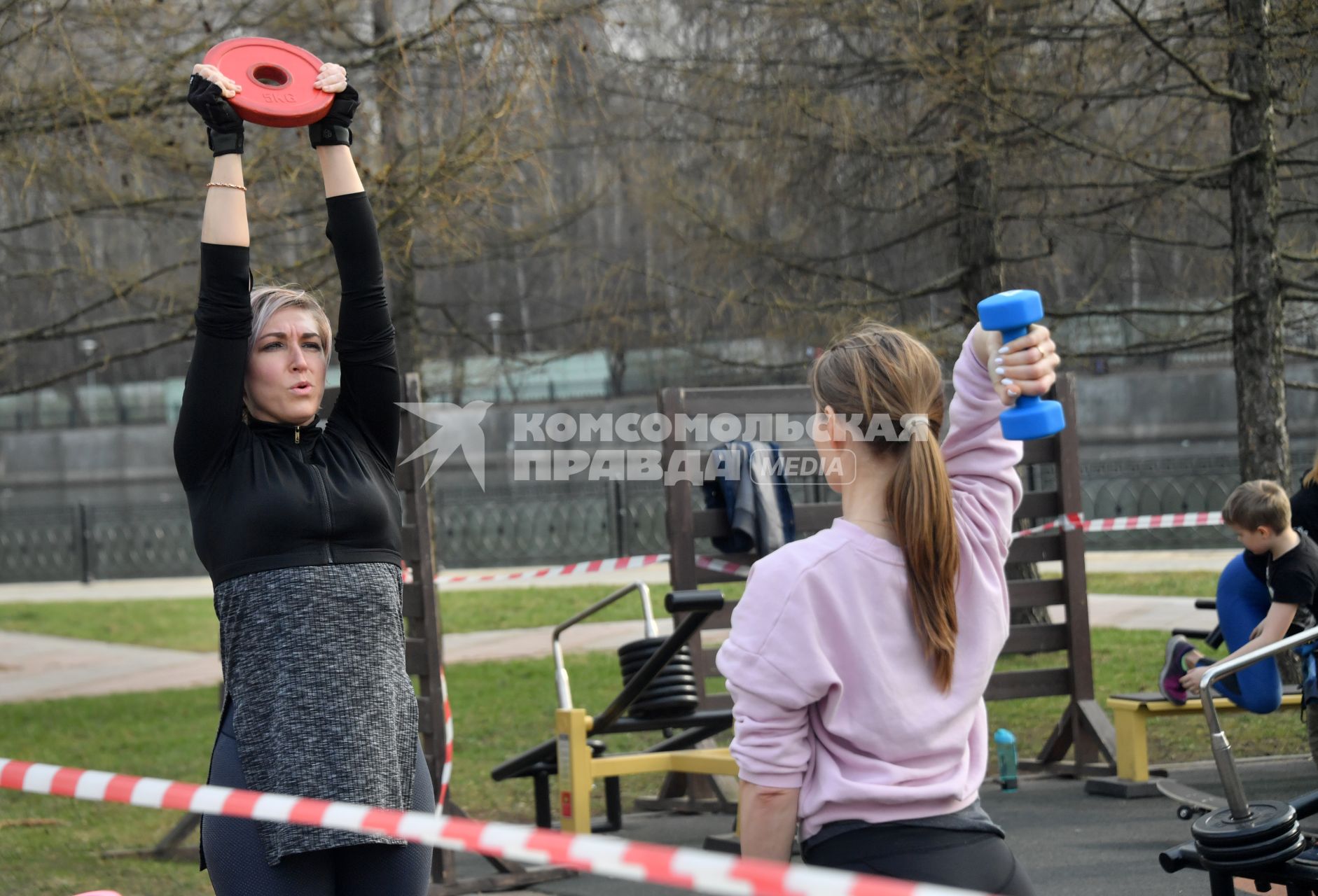 Москва.  Девушка занимается спортом в парке.