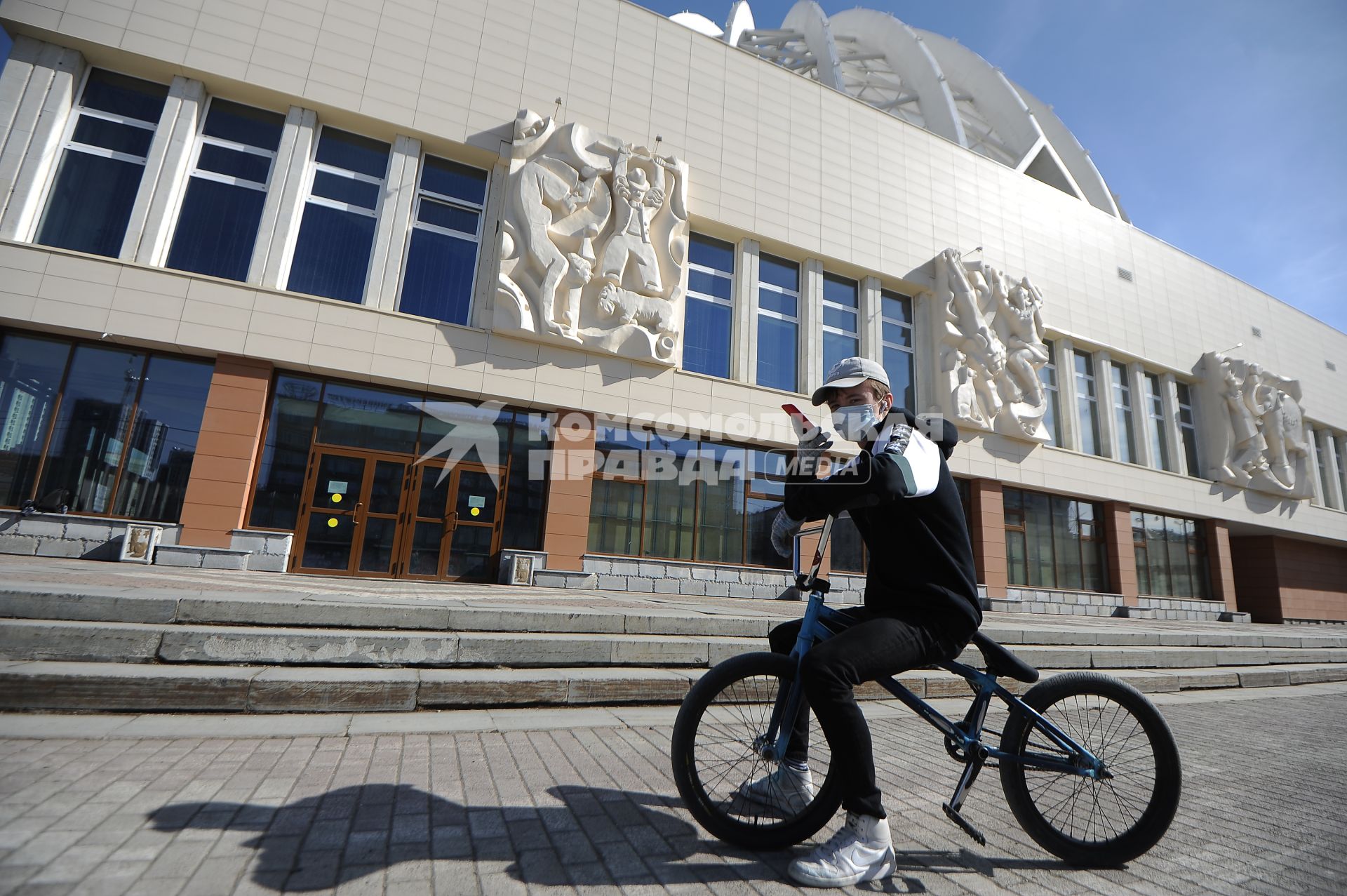 Екатеринбург. Горожане на одной из улиц города во время нерабочей недели, объявленной президентом РФ для снижения темпов распространения коронавируса COVID-19