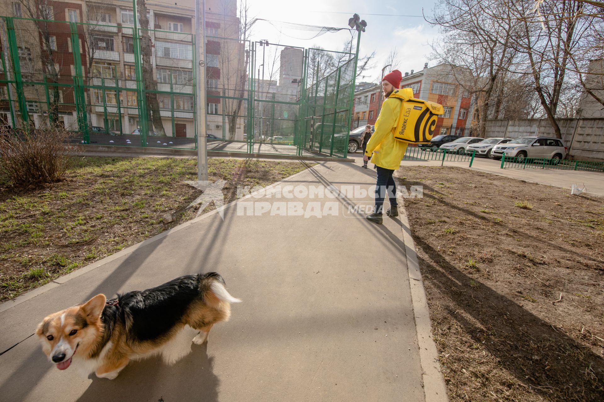 Москва.   Сотрудник сервиса по доставке еды `Яндекс Еда`.