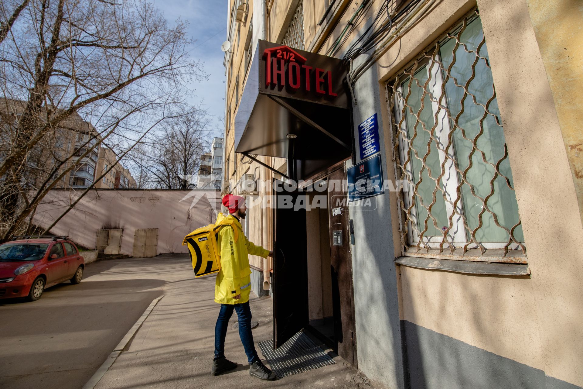 Москва.   Сотрудник сервиса по доставке еды `Яндекс Еда`.