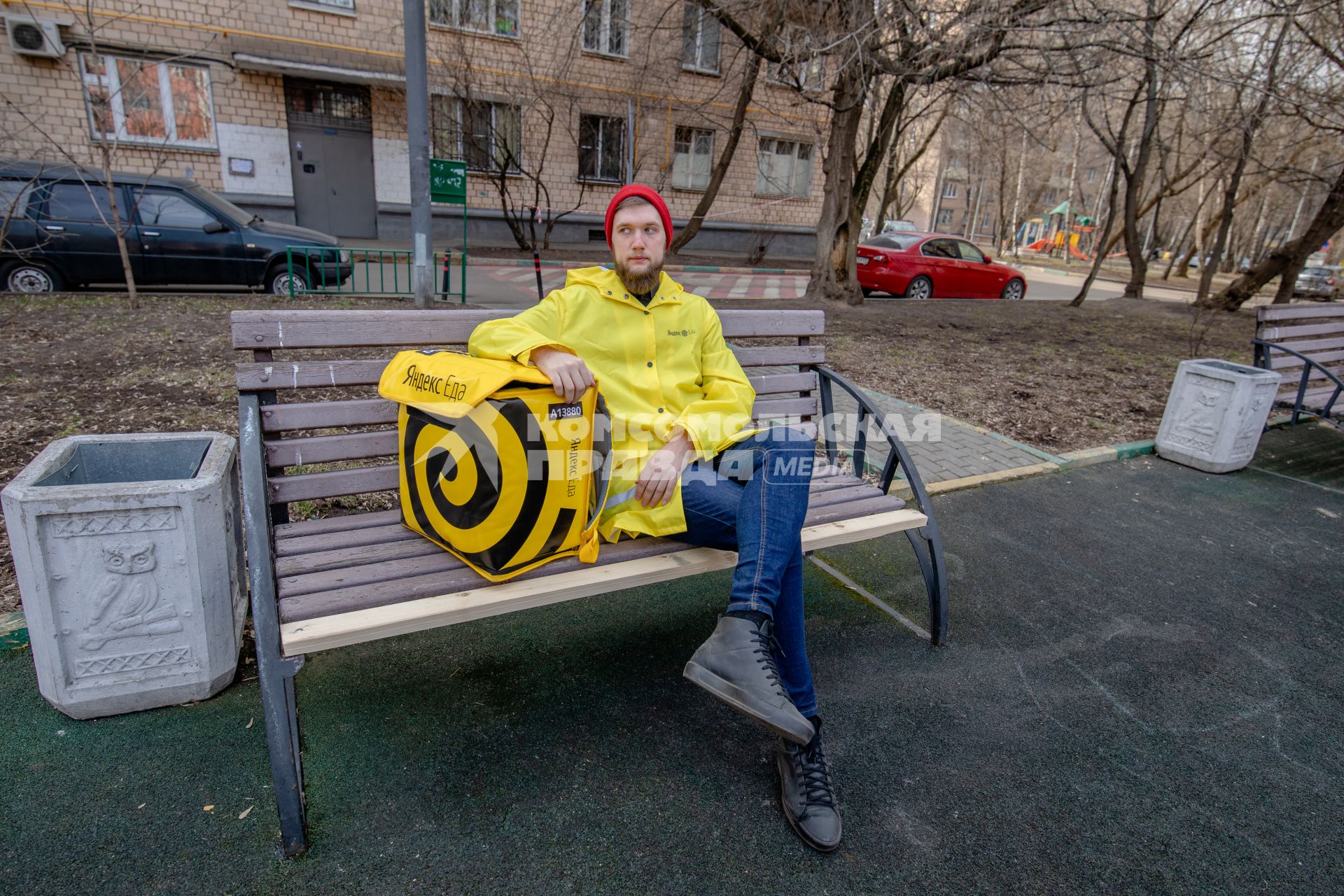 Москва.   Сотрудник сервиса по доставке еды `Яндекс Еда`.