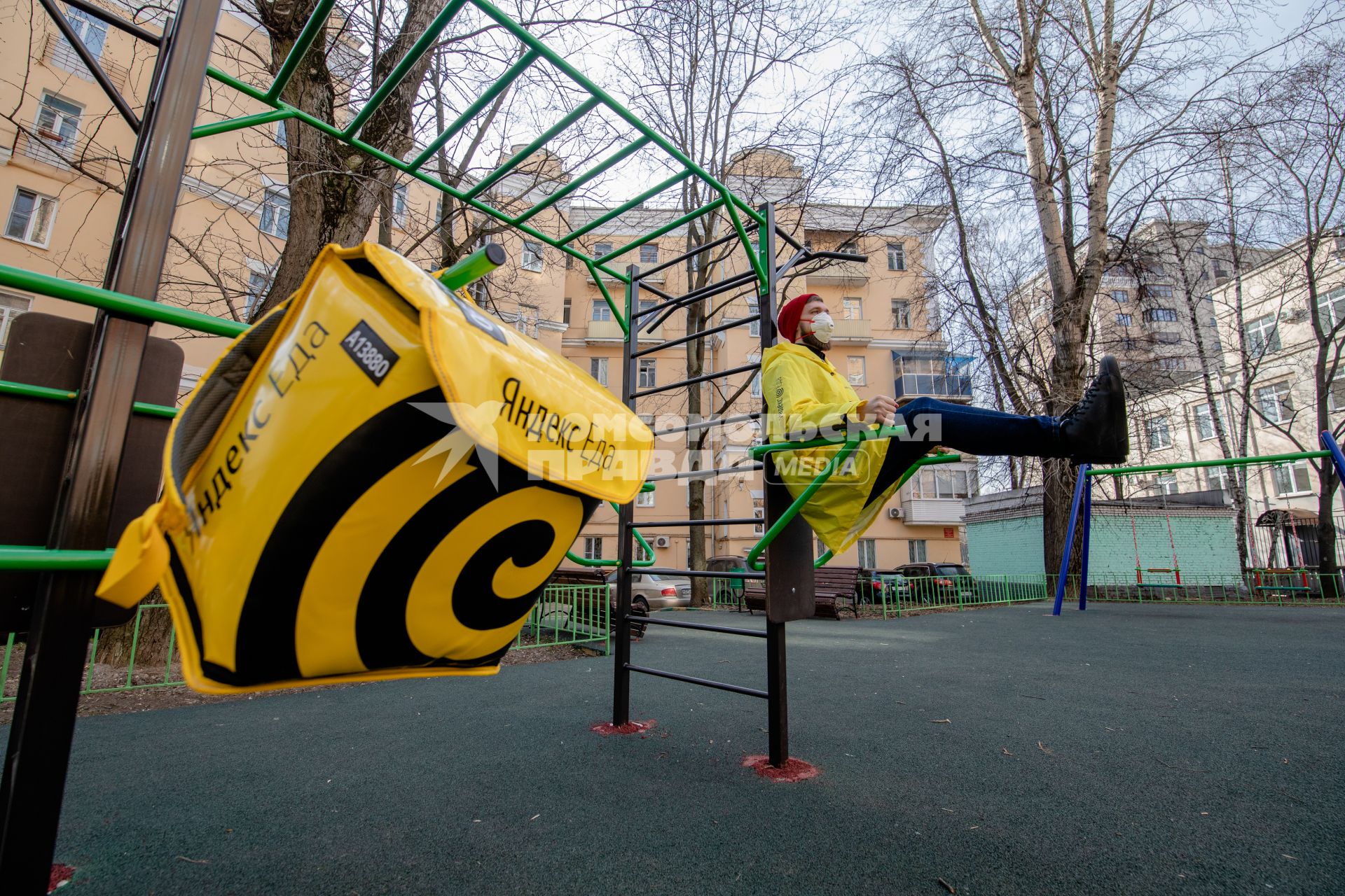 Москва.   Сотрудник сервиса по доставке еды `Яндекс Еда`.