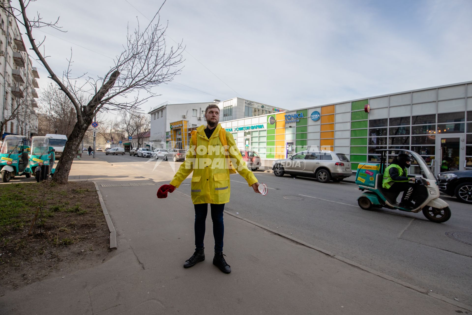 Москва.   Сотрудник сервиса по доставке еды `Яндекс Еда`.