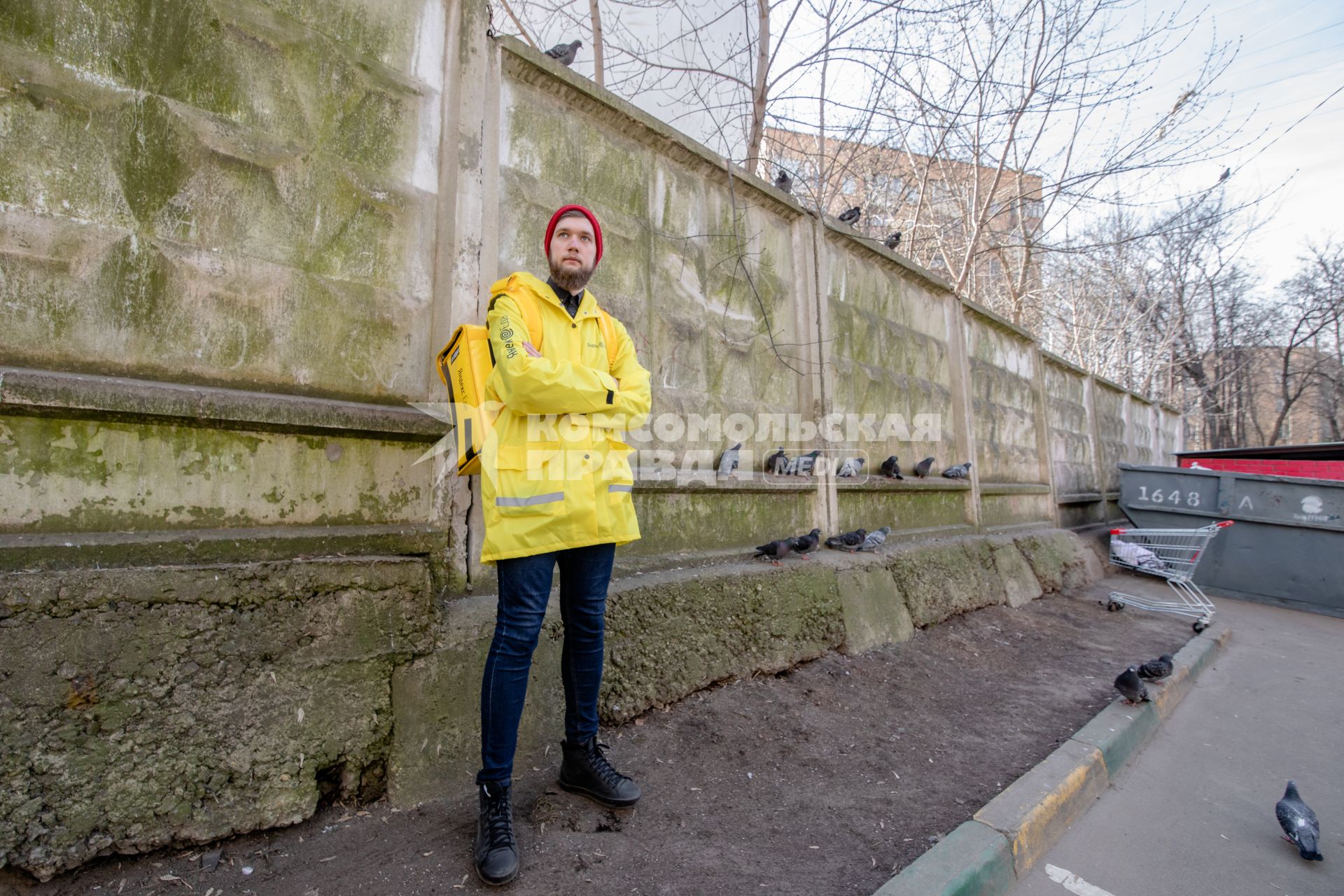 Москва.   Сотрудник сервиса по доставке еды `Яндекс Еда`.