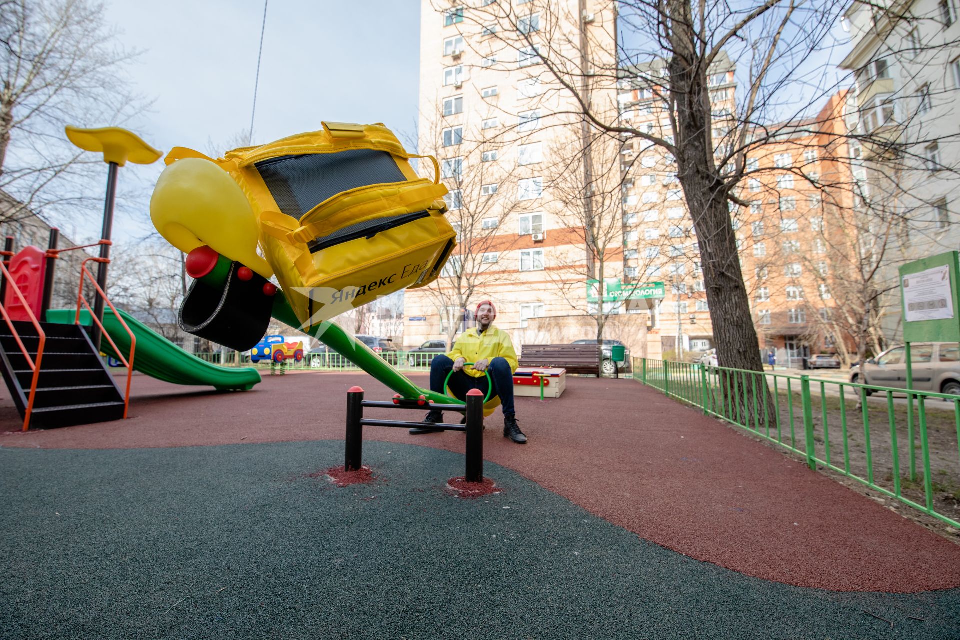 Москва.   Сотрудник сервиса по доставке еды `Яндекс Еда`.