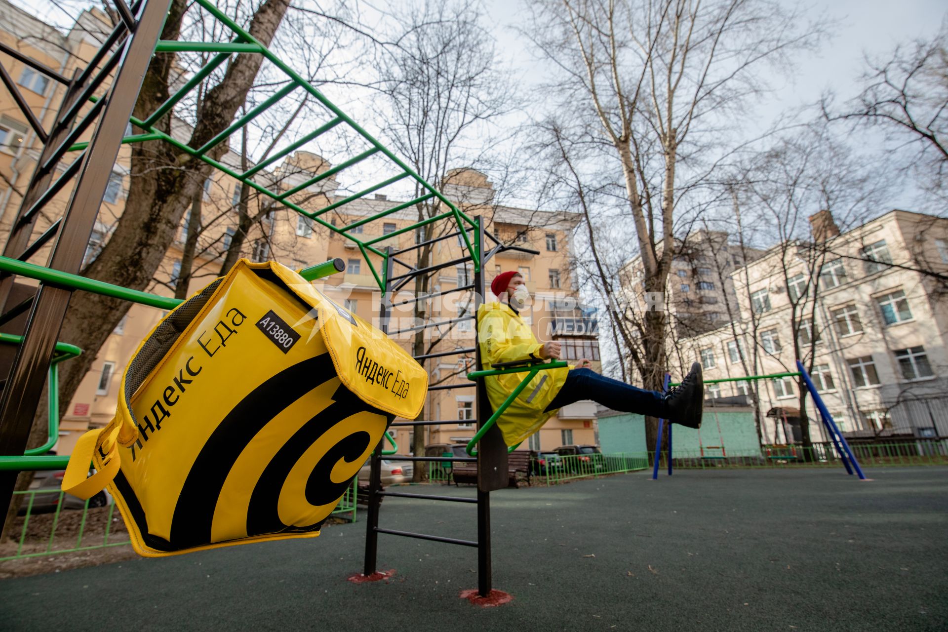 Москва.   Сотрудник сервиса по доставке еды `Яндекс Еда`.