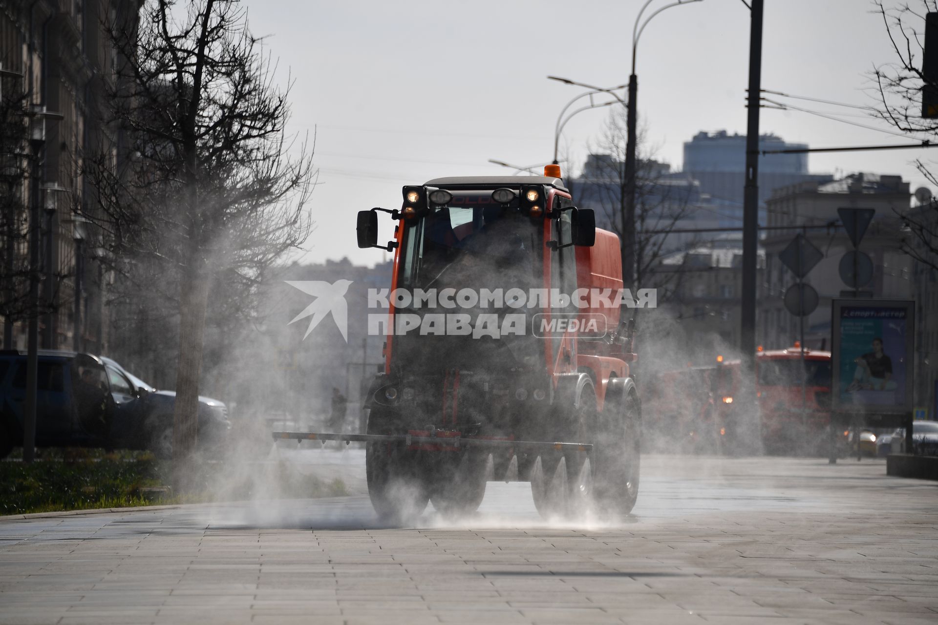 Москва.  Автомобили коммунальной службы моют улицу.