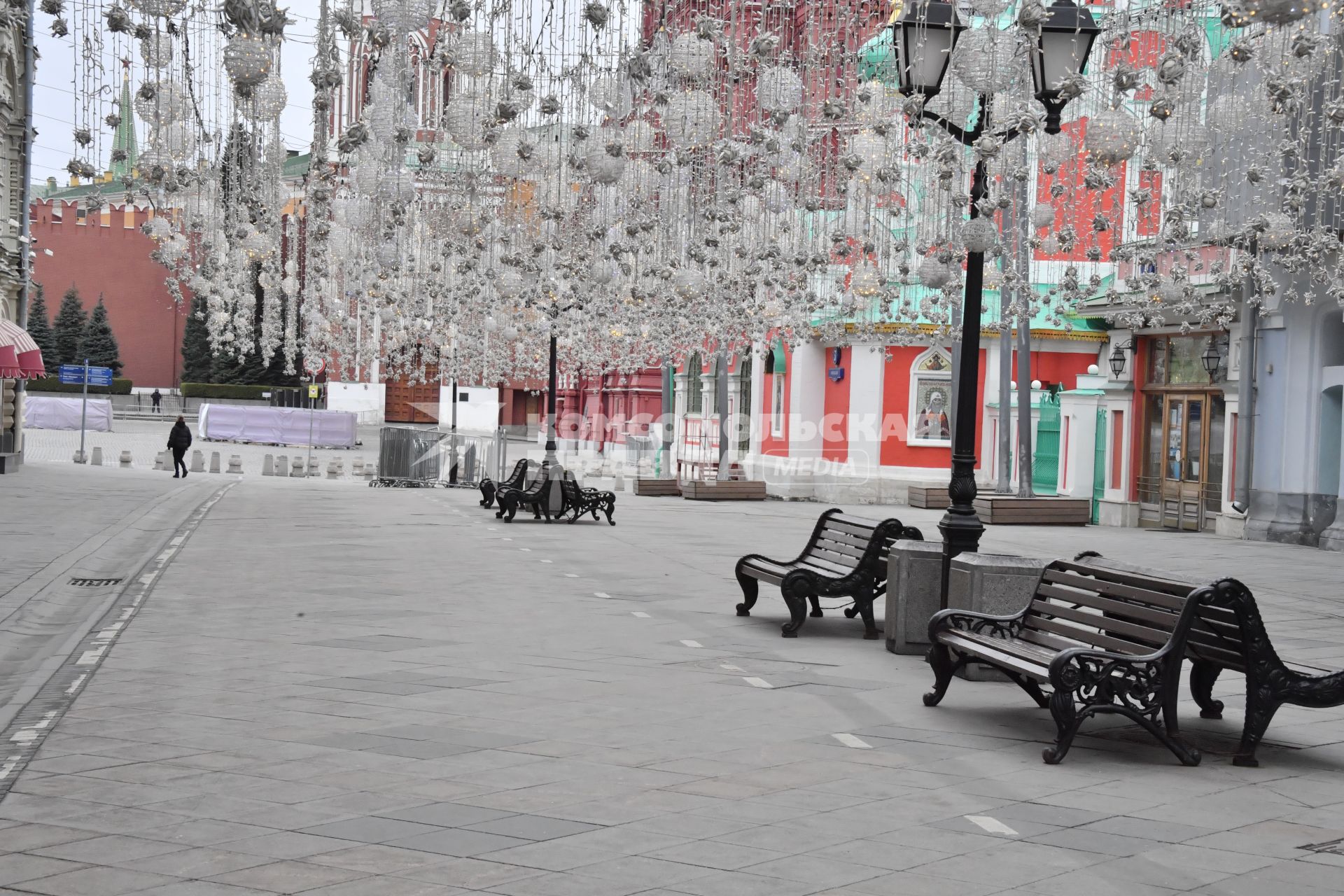 Москва.  На Никольской улице никого нет.