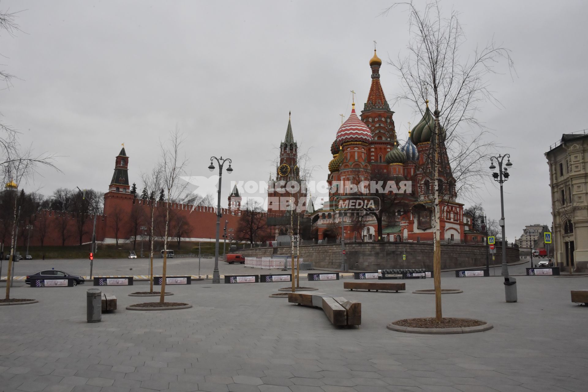 Москва.   На Васильевском спуске и в парке Зарядье никого нет.