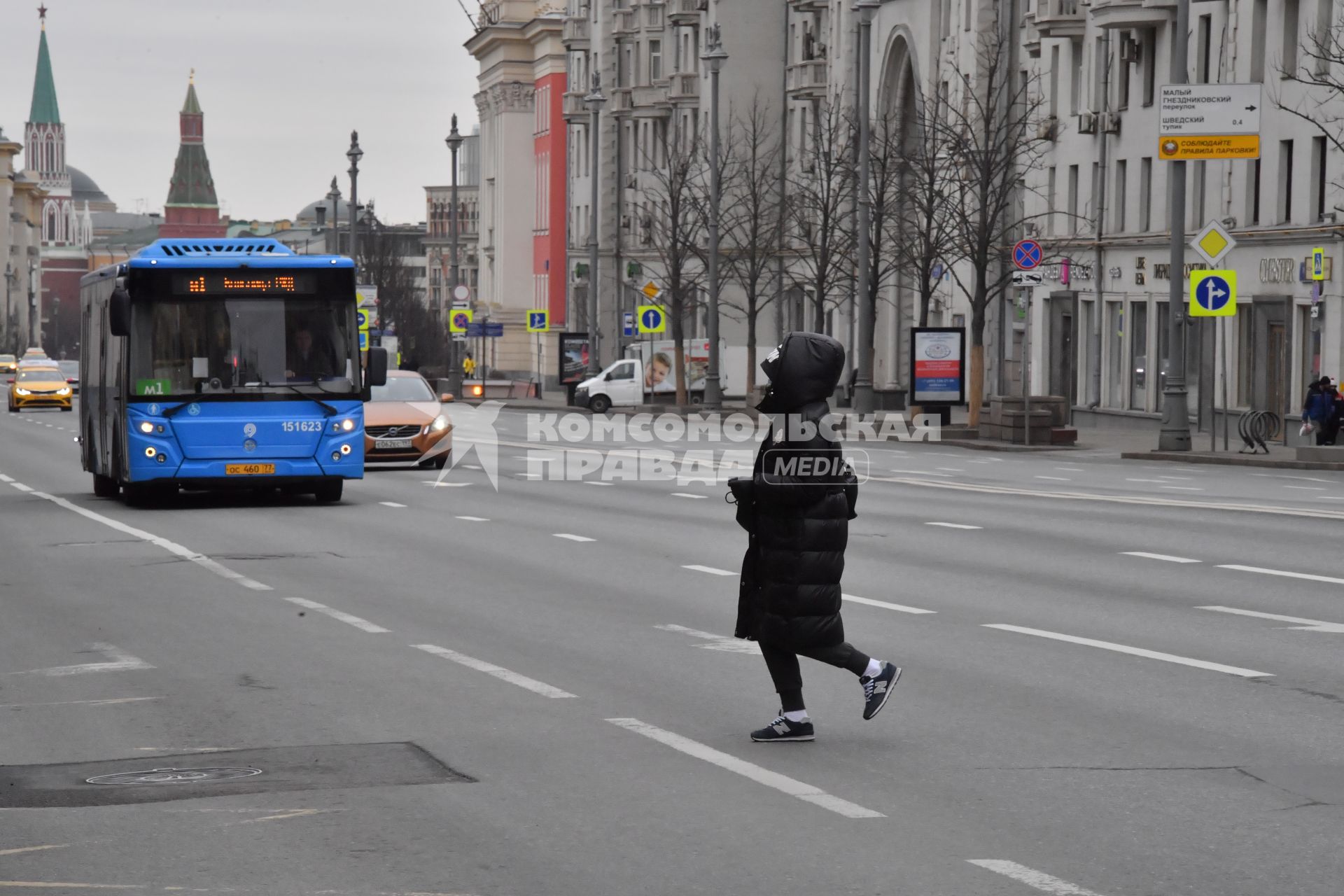 Москва.  Девушка переходит Тверскую улицу.