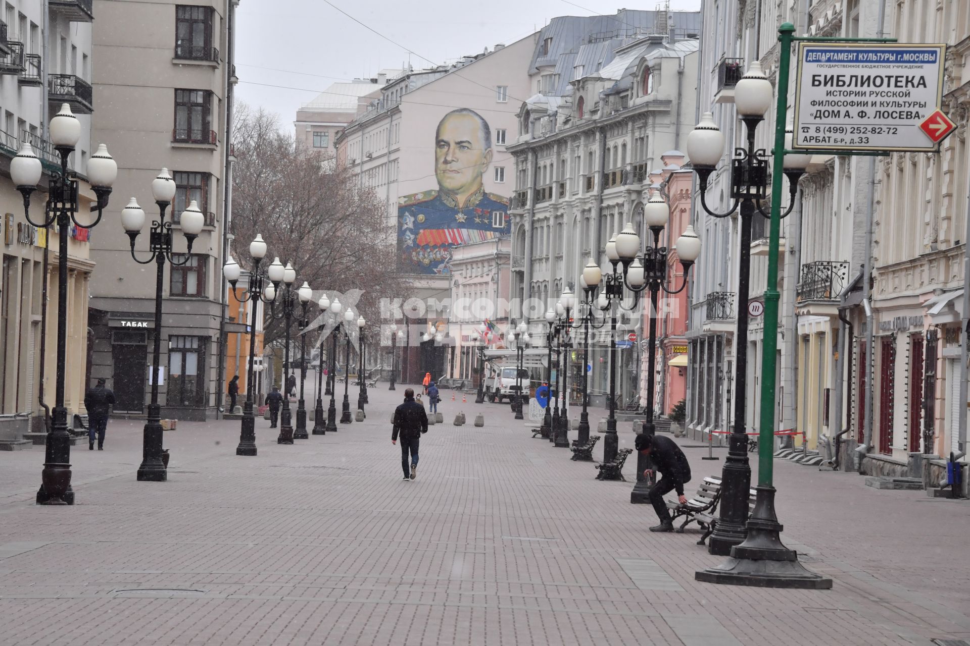 Москва.  Прохожие  на Старом Арбате.