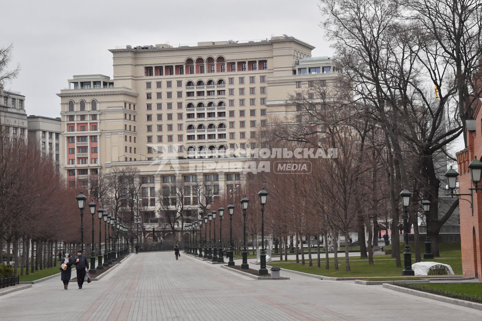 Москва.   Редкие прохожие в Александровском саду.