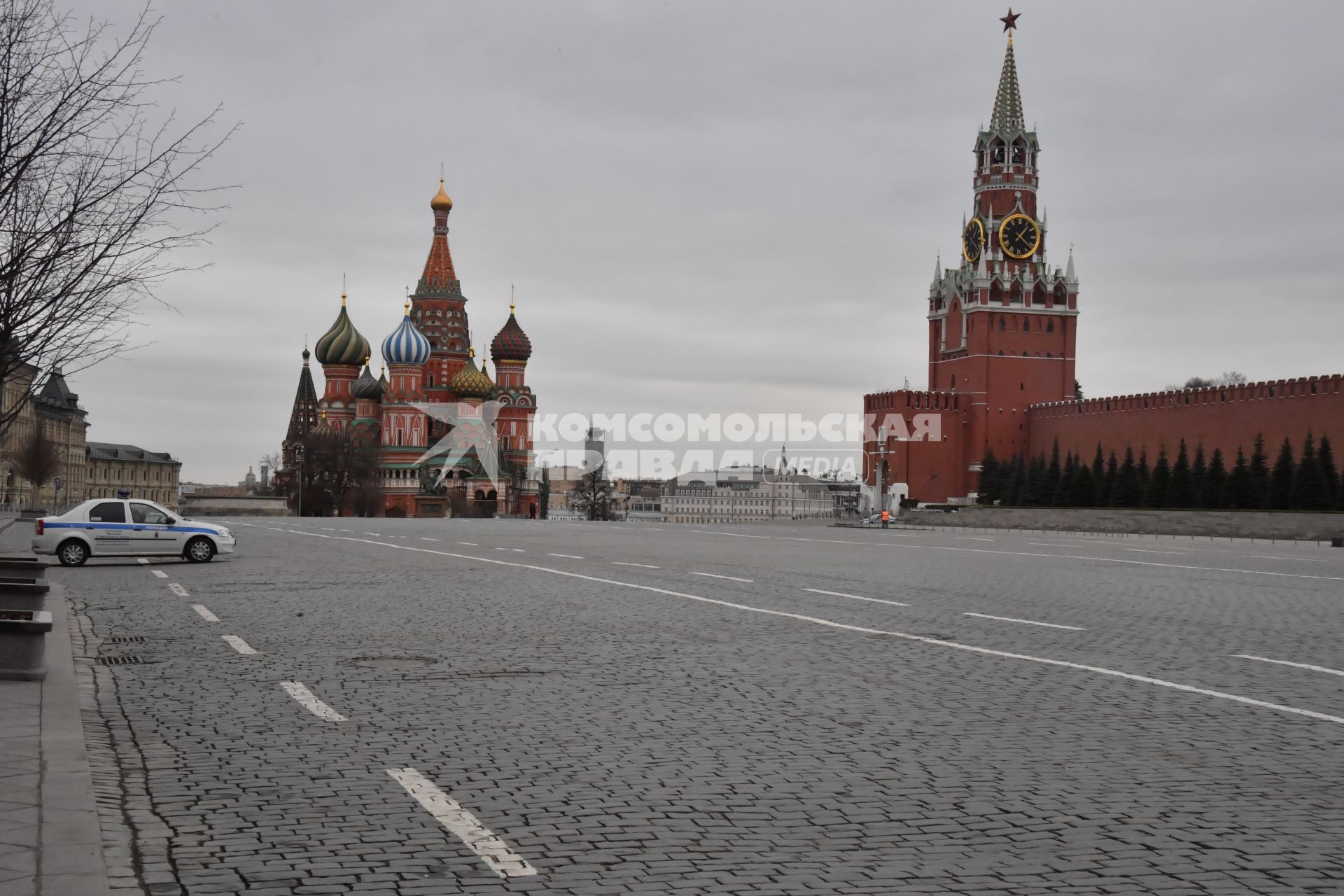 Москва.  Опустевшая Красная площадь.