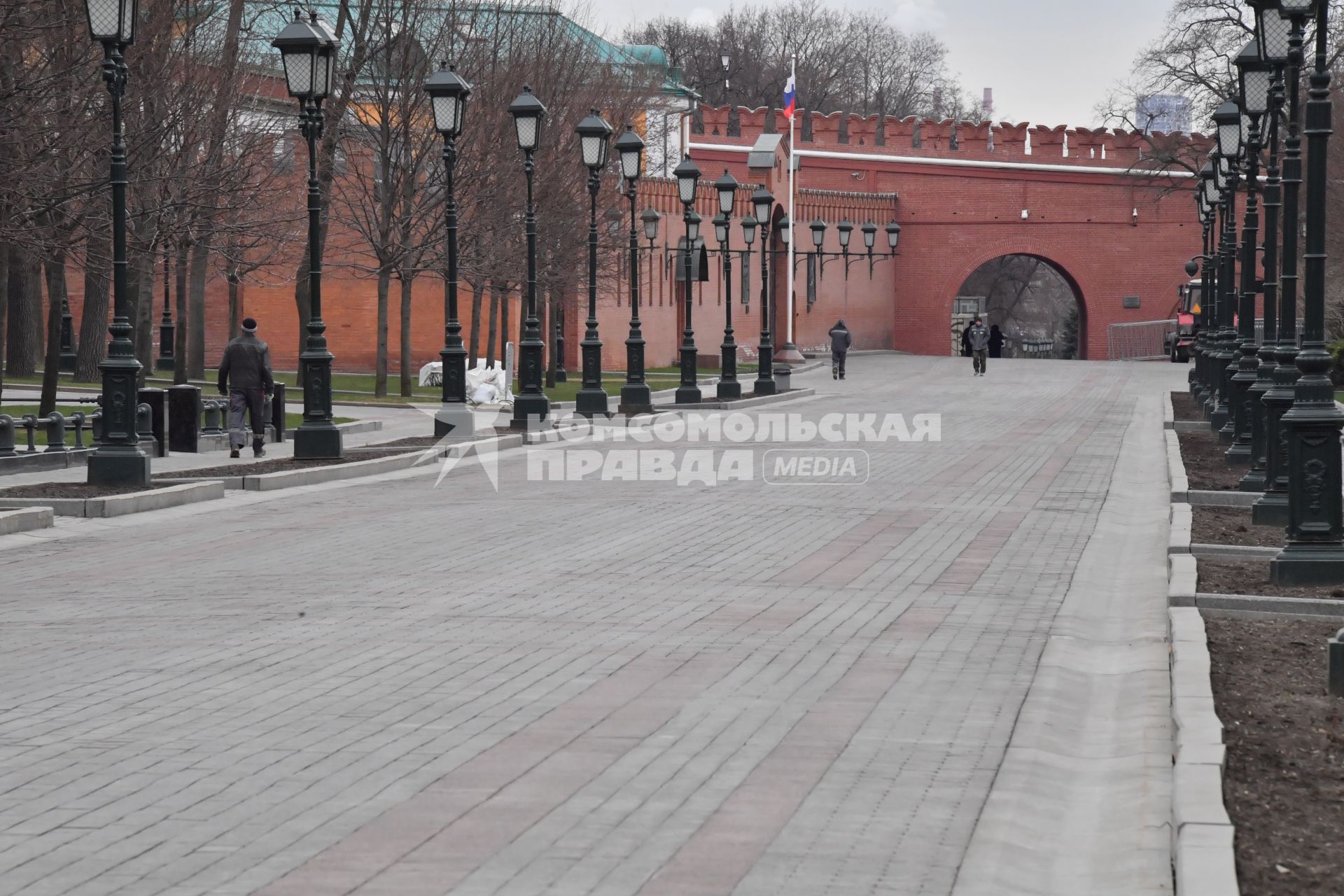 Москва.   Редкие прохожие в Александровском саду.