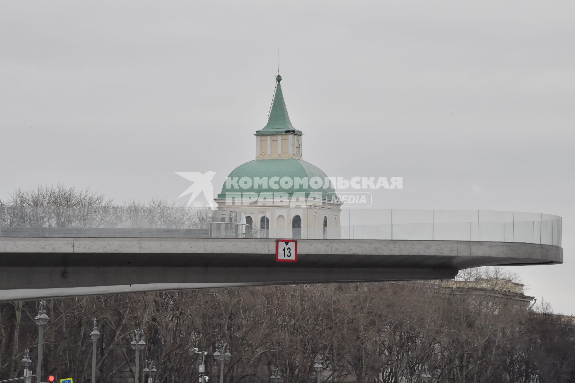 Москва.   На Парящем мосту парка Зарядье никого нет.