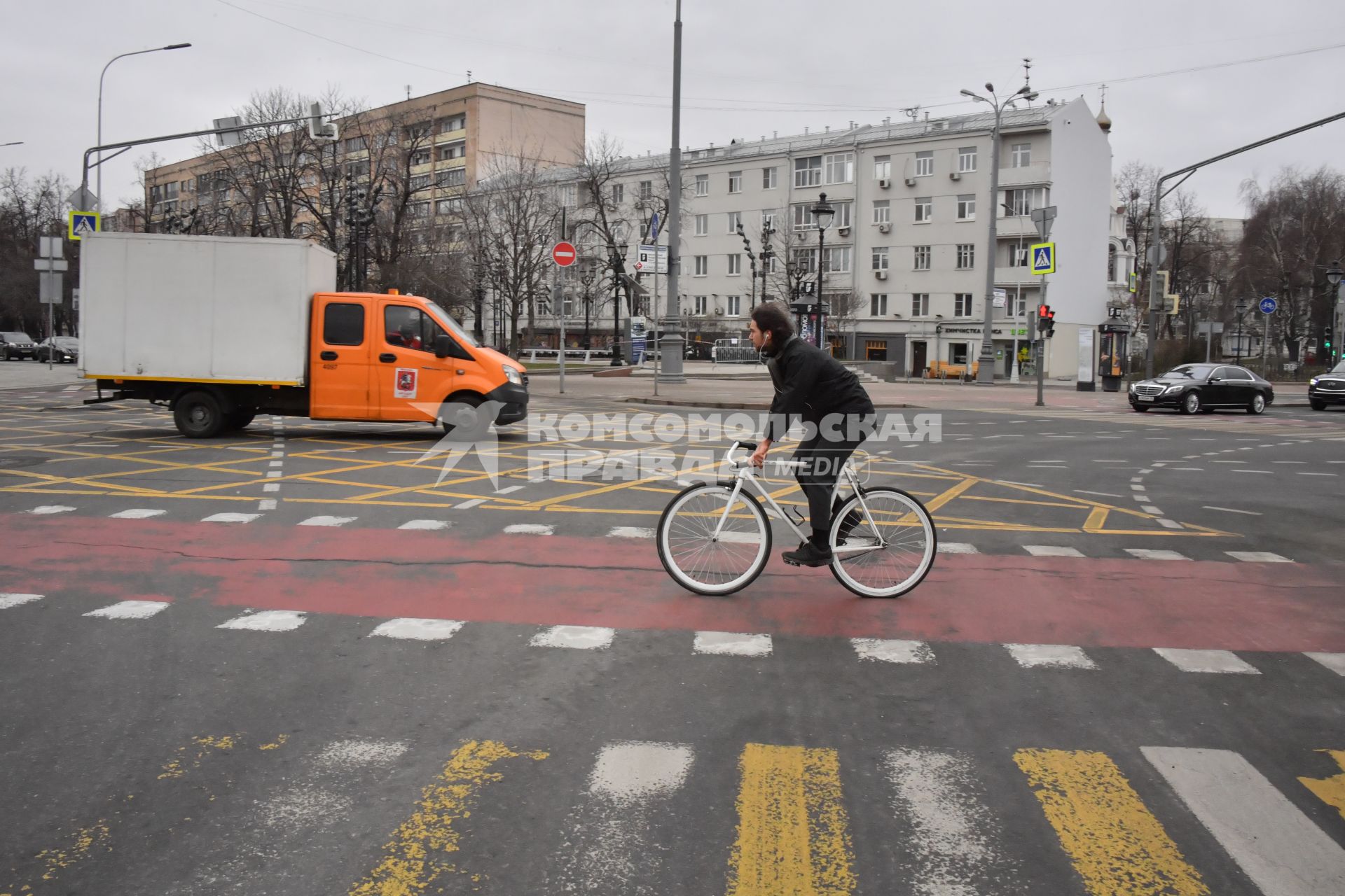 Москва.   Мужчина едет на велосипеде.