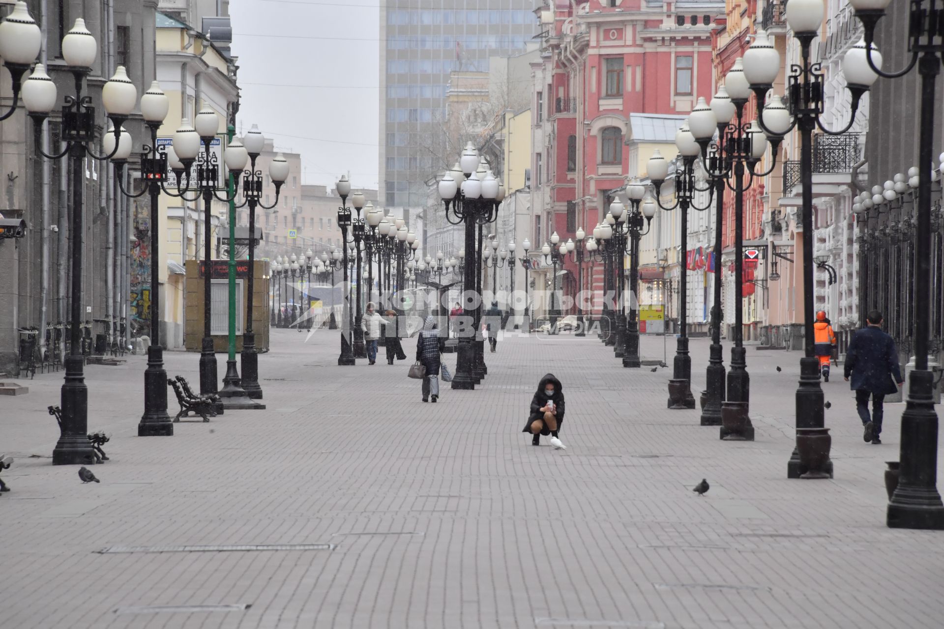 Москва.   Одинокие прохожие на Старом Арбате.