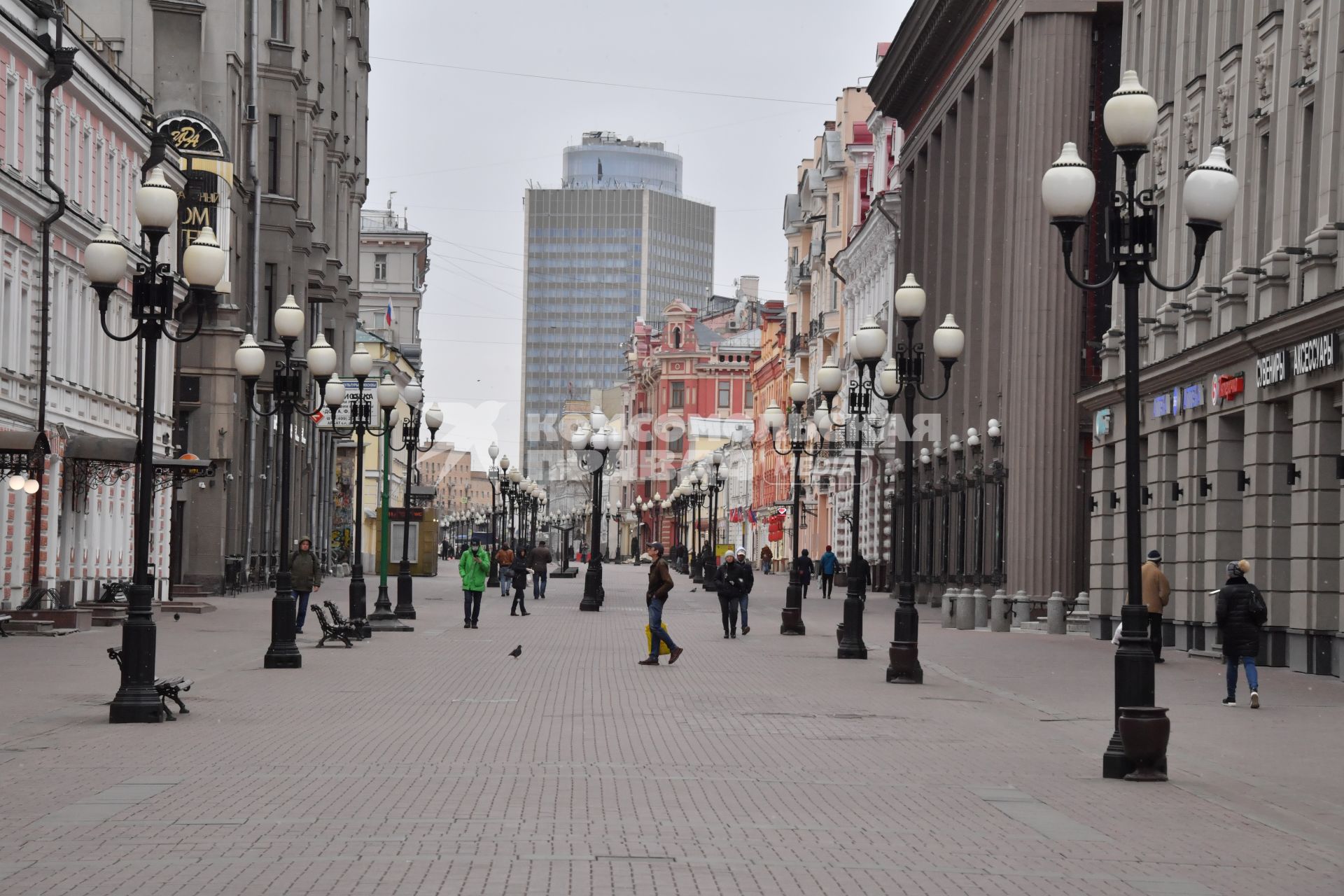 Москва.   Одинокие прохожие на Старом Арбате.